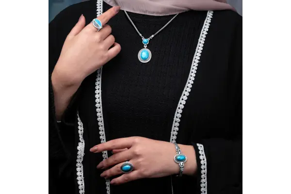 عقد نسائي أنيق: دليلك لاختيار الأجمل والأكثر تألقًا في 2025