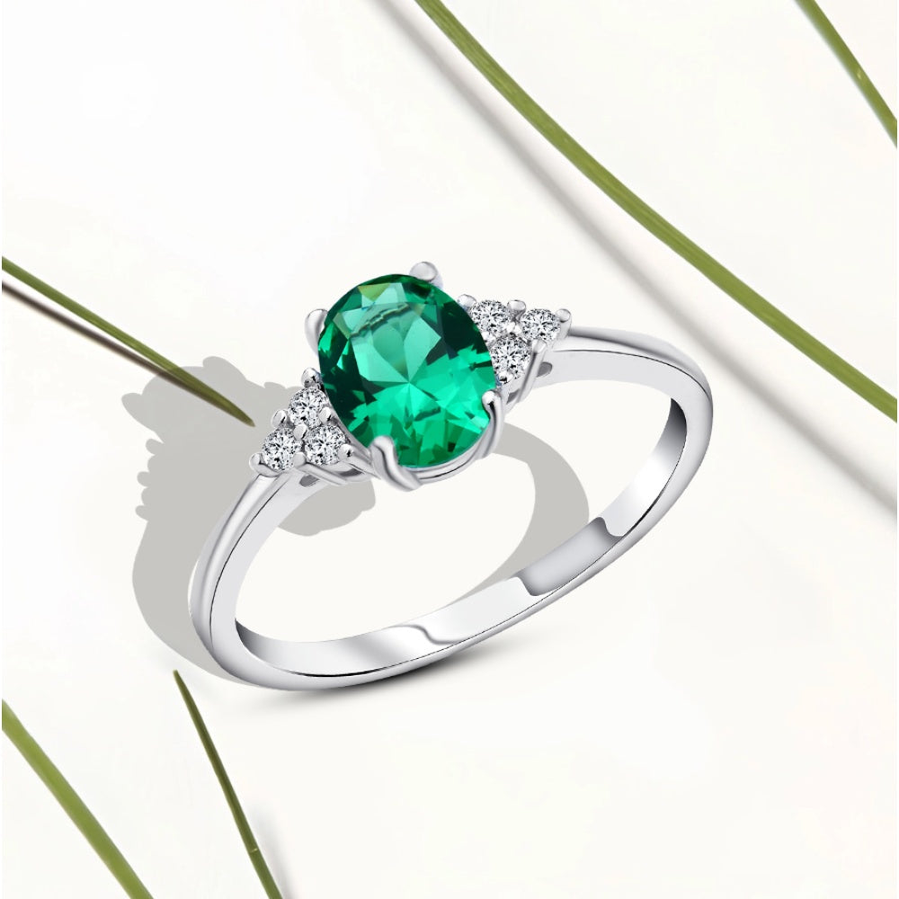 خاتم لمسة الزمرد – فضة عيار 925 بحجر طبيعي أخضر وقاعدة مرصعة بفصوص لامعة