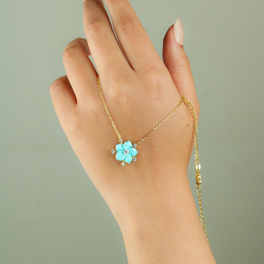 عقد زهرة الربيع الذهبي – تصميم أنثوي بحجر فيروز متألق وسلسلة بلون ذهبي