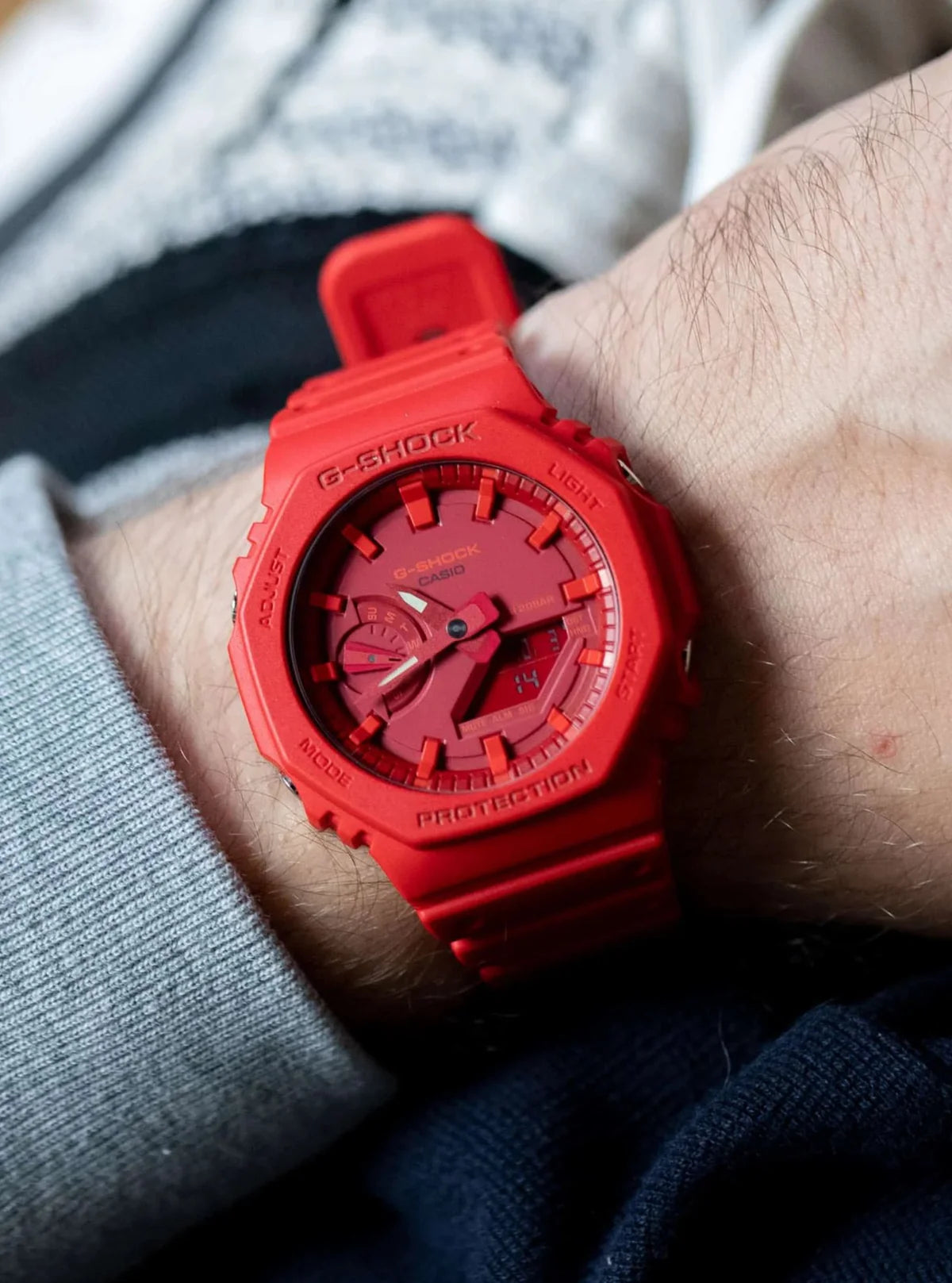 ساعة يد كاسيو جي شوك GA-2100-4ADR – مقاومة للصدمات بتصميم أحمر أنيق