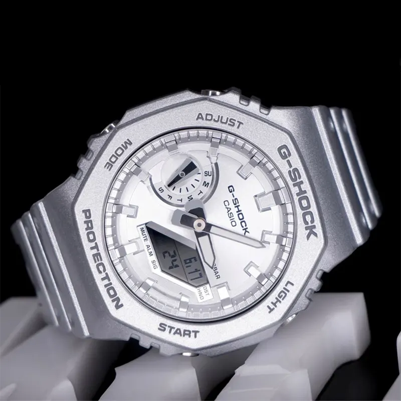 GA-2100FF-8ADR – ساعة يد كاسيو جي شوك أنالوج رقمية فضية بإصدار خاص وتصميم معدني مقاوم للصدمات للرجال