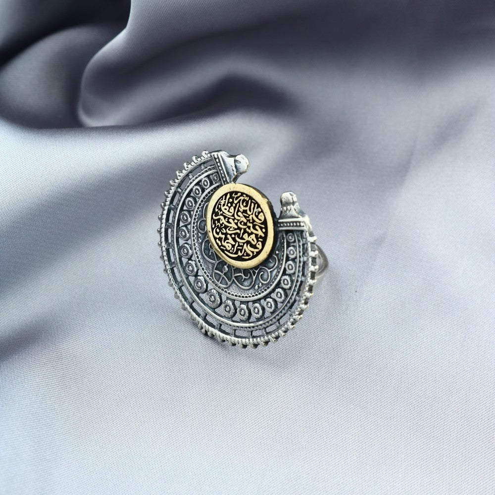خاتم "فالله خير حافظًا" – فضة مطعّمة بالنحاس بنقوش عربية أصيلة