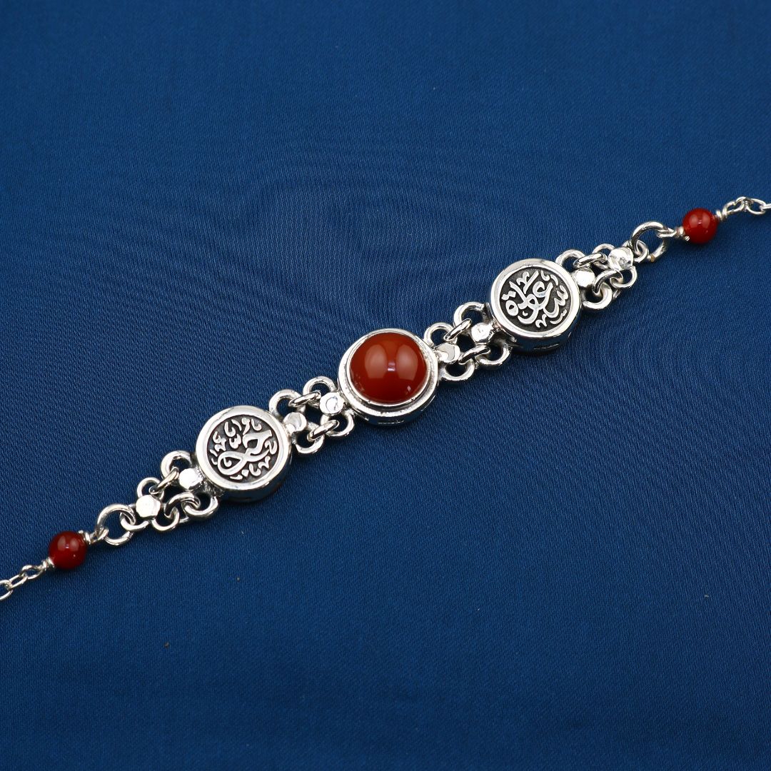 انسيال مصري من العقيق منقوش عليه "حب" و"سعادة"