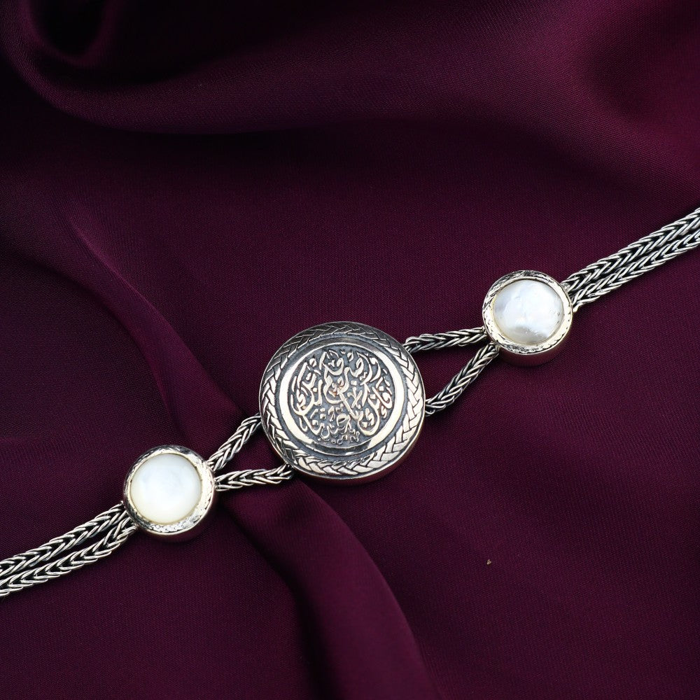 انسيال فضة مصري عيار 925 منقوش "واصبر لحكم ربك فإنك بأعيننا" متوج بحجر الصدف