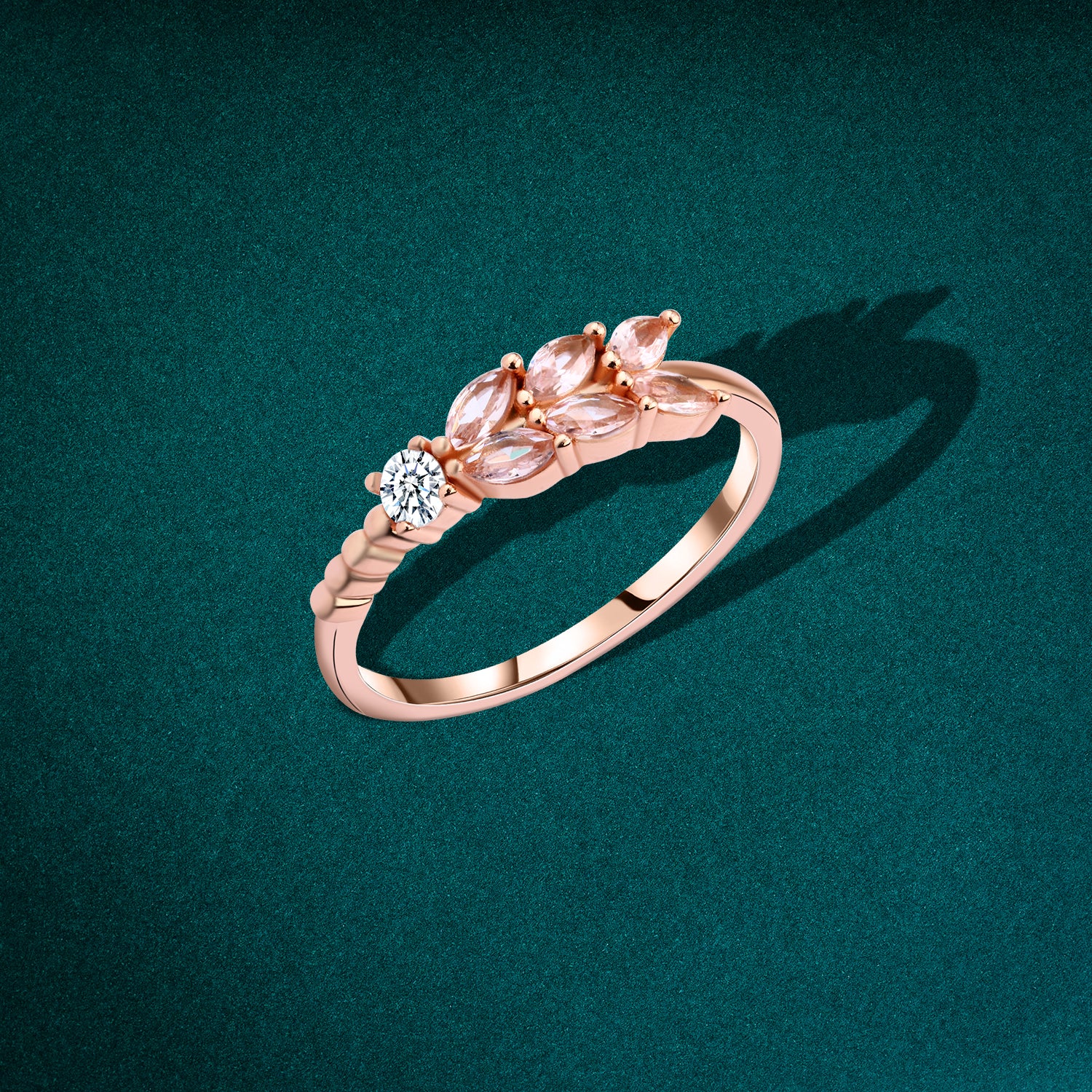 خاتم أوراق ناعمة – فضة مطلية روز جولد مرصع بحجر المورجانيت الطبيعي