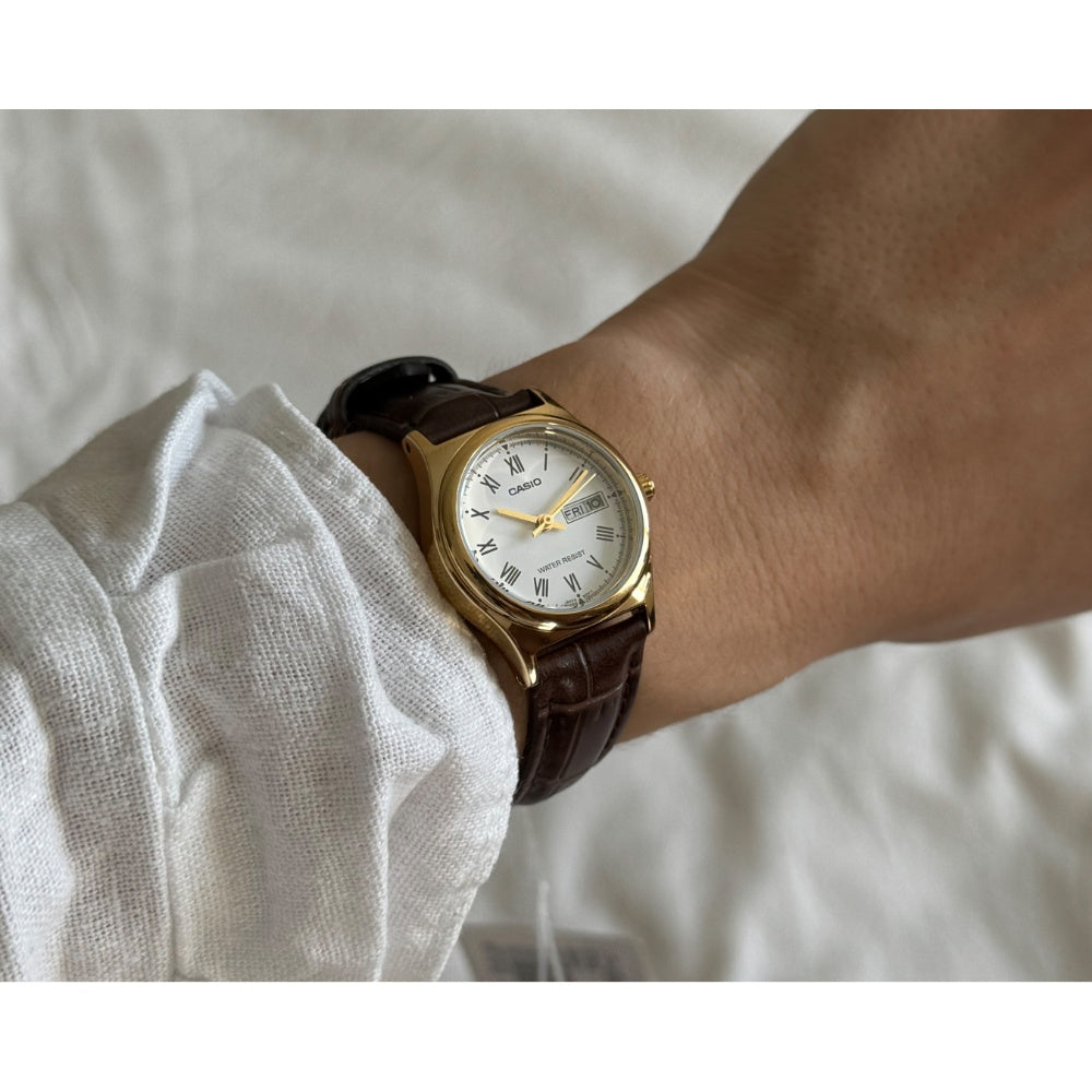 ساعة كاسيو نسائية بعلبة ذهبية وسوار جلد بني وواجهة بيضاء أنيقة