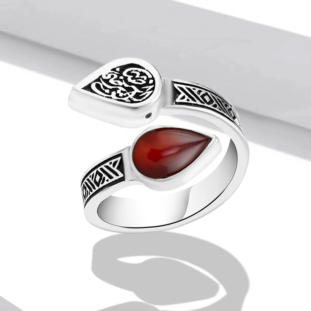 خاتم فضة حريمي عيار 925 مزين بحجر طبيعي ونقش "الرِضى لمن يرضى" – تصميم معنوي راقٍ