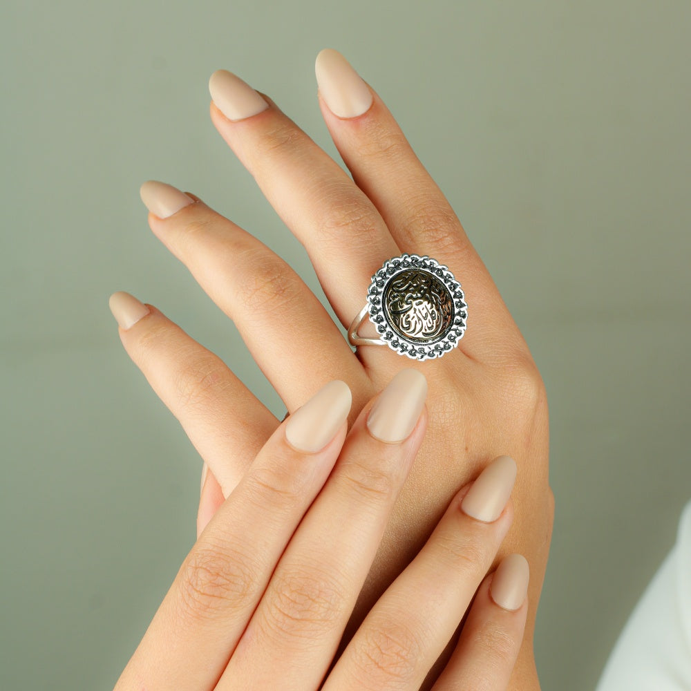 خاتم "كل ما أرى" – فضة عيار 925 بحفر نحاسي ذهبي