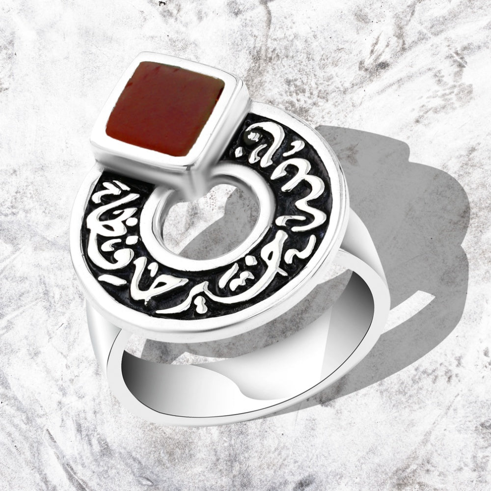 خاتم فضة عيار 925 بحجر عقيق أحمر وتصميم دائري محفور بعبارة عربية