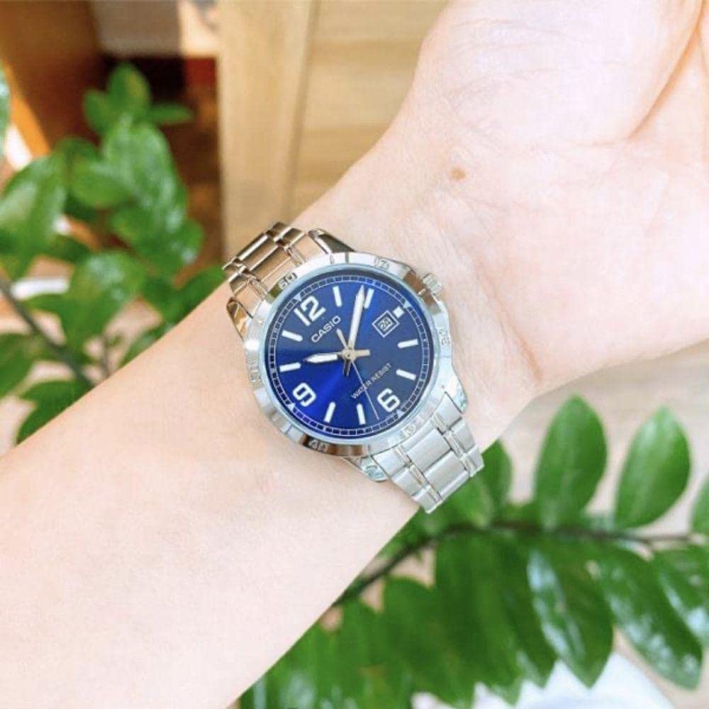 MTP-V004D-2BUDF – Casio Men’s Analog Watch with Stainless Steel Band and Blue Dial with Date Display