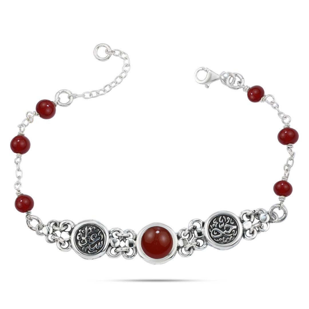 انسيال مصري من العقيق منقوش عليه "حب" و"سعادة"