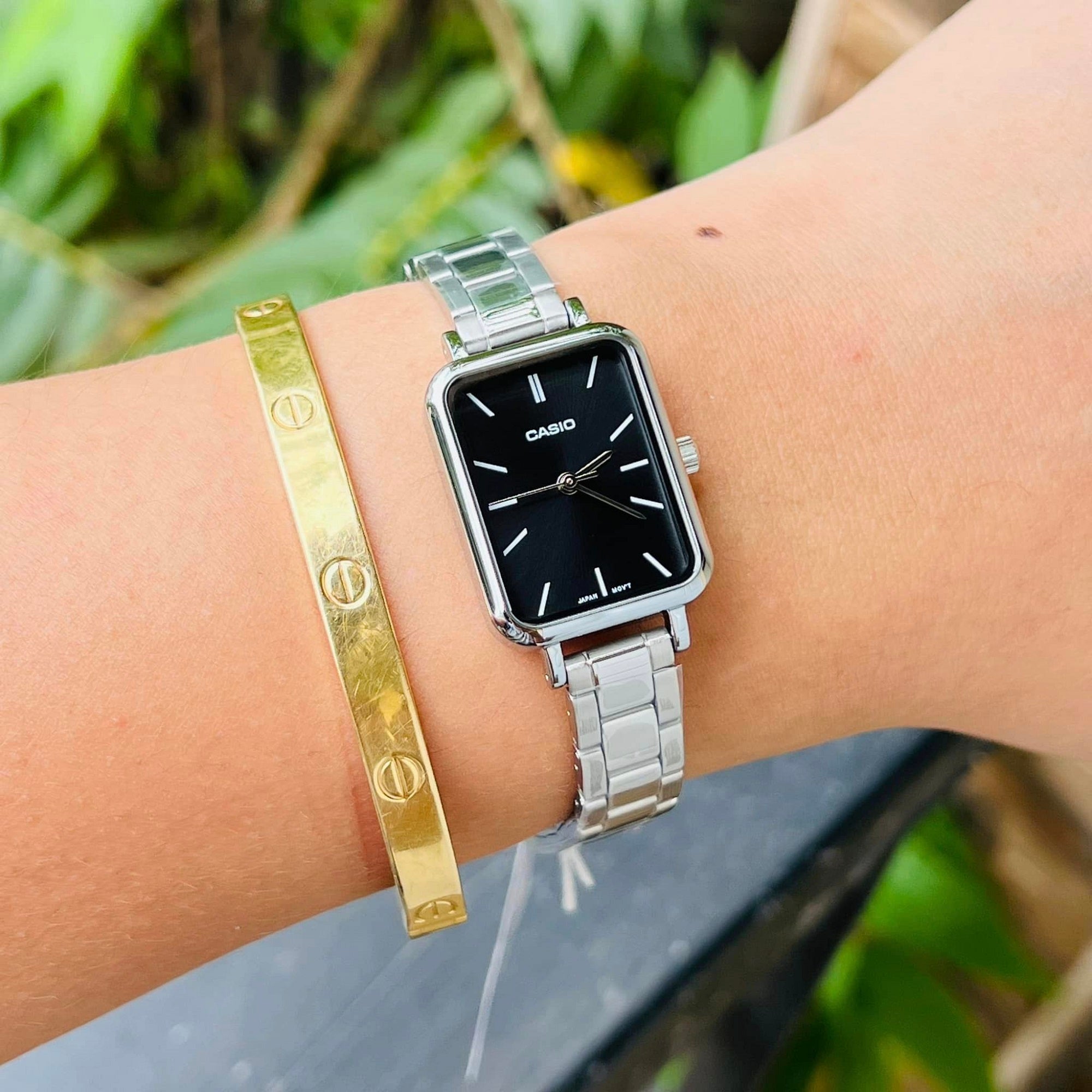 LTP-V009D-1EUDF – ساعة يد كاسيو كلاسيكية نسائية بسوار معدني ومينا سوداء