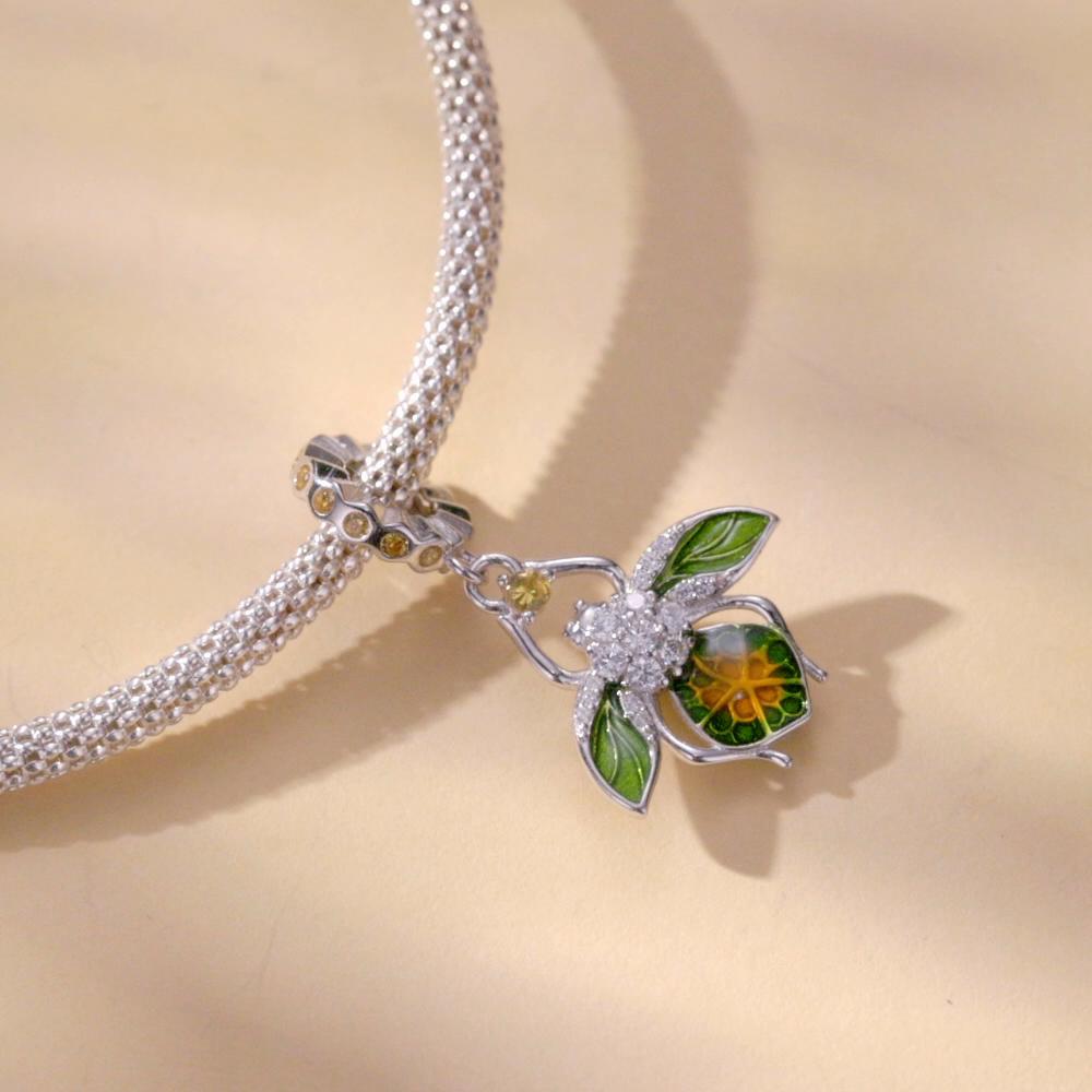 دلاية أجنحة ناعمة بحجر أخضر لامع فضة عيار 925