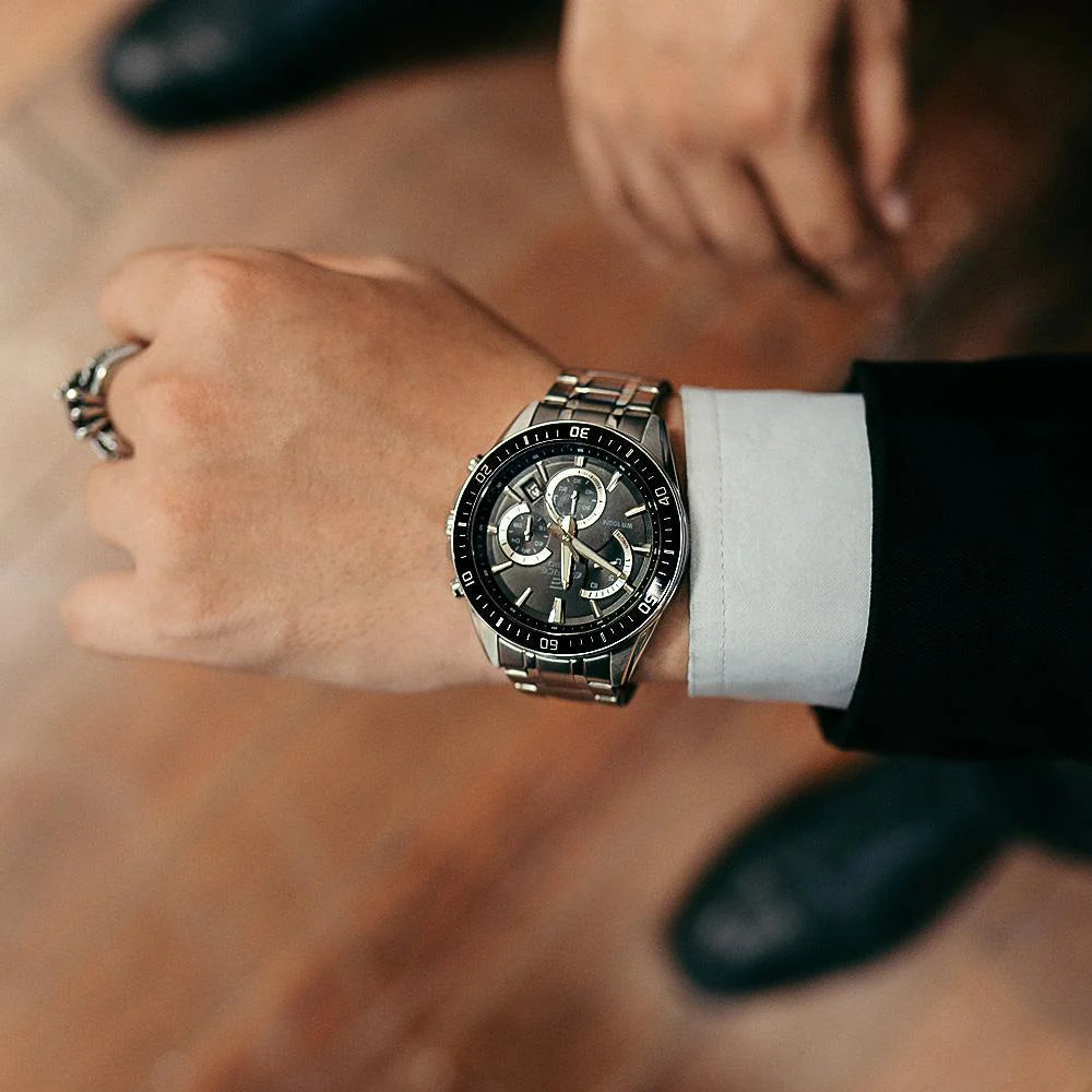 ساعة كاسيو إيديفيس كرونوجراف للرجال بسوار فضي و مينا أسود – EFR-552D-1AVUDF