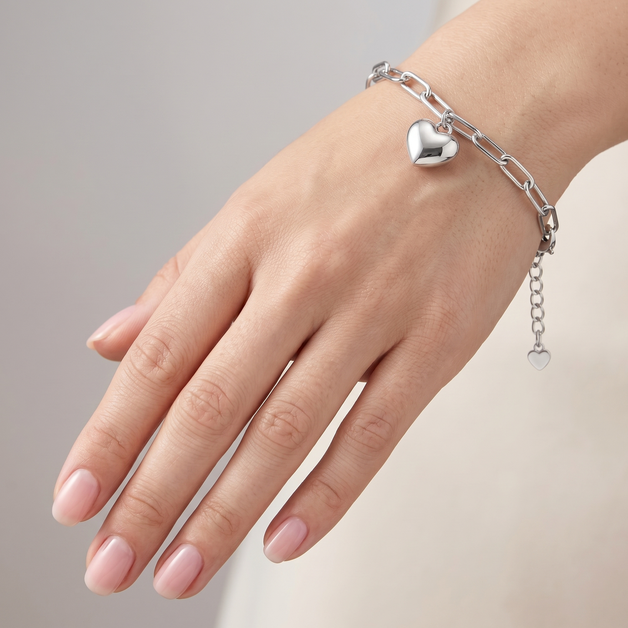 Women’s 925 silver bracelet with a chain and a shiny heart charm.
