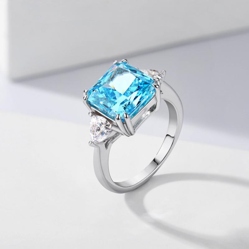 Ice Grandeur Ring – 925 Sterling Silver with Natural Crushed Ice Stone and Clear Side Accents
