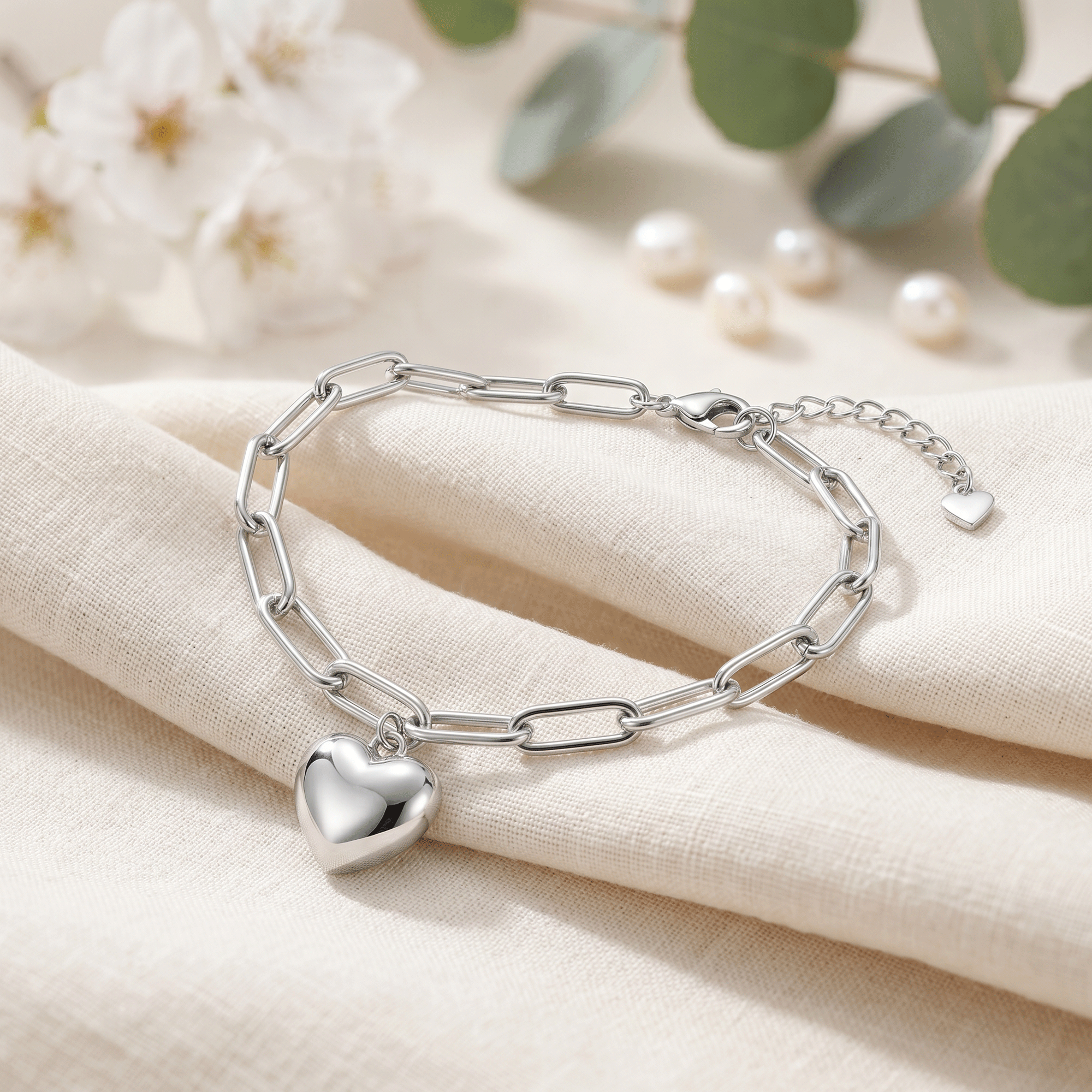 Women’s 925 silver bracelet with a chain and a shiny heart charm.
