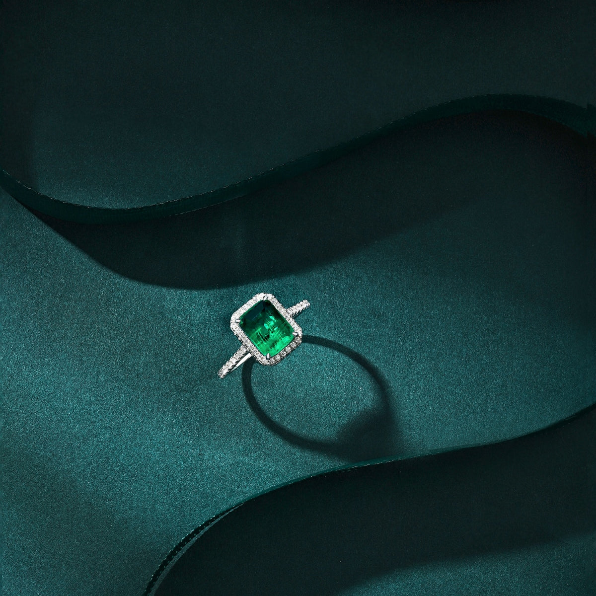 925 sterling silver ring topped with a shiny zircon stone 