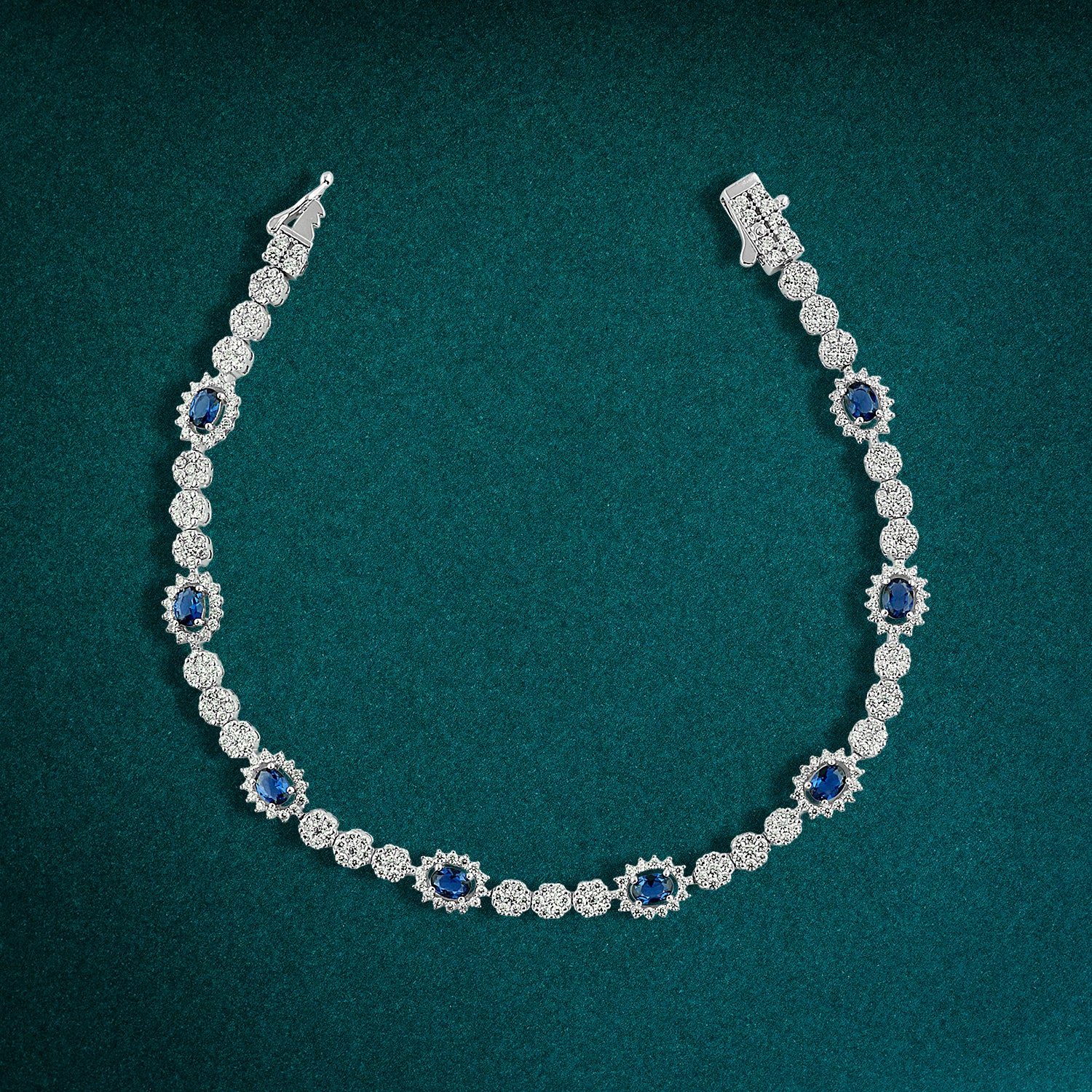 انسيال أنيق بفصوص زرقاء بيضاوية مرصّعة فضة عيار 925