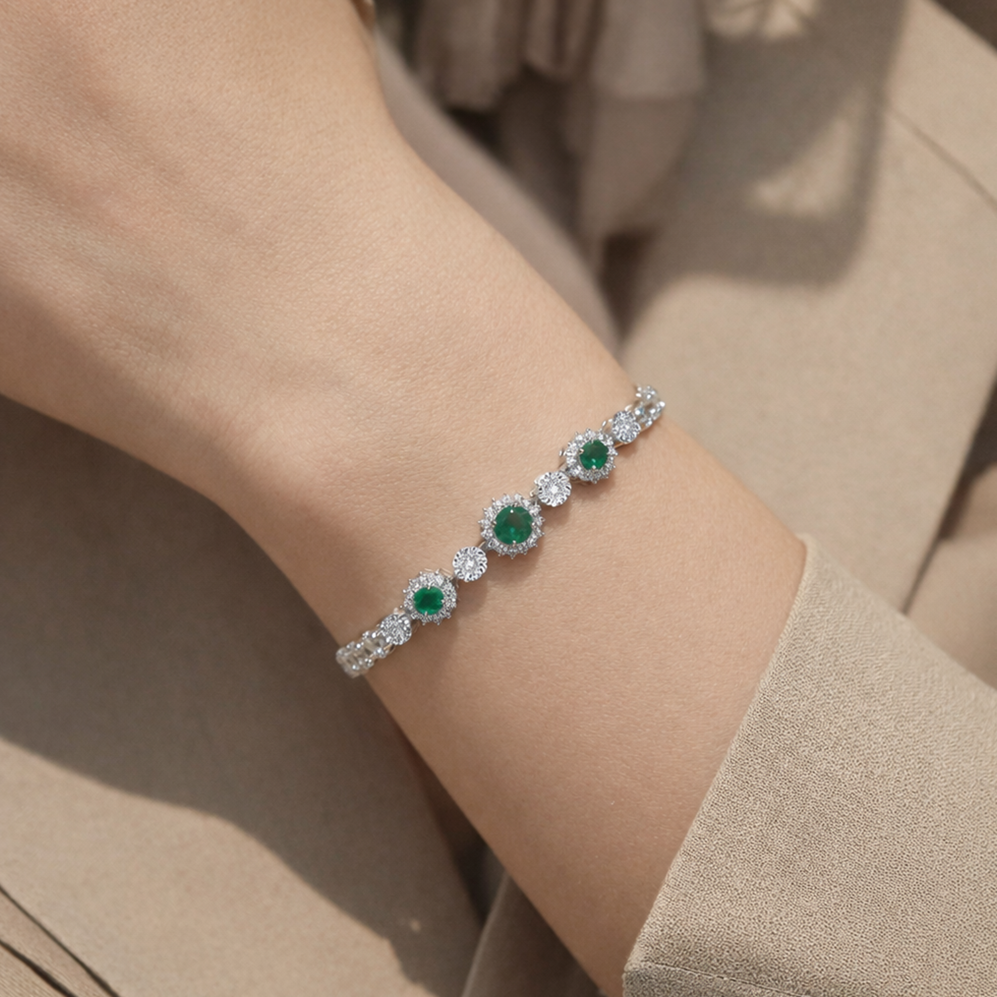 انسيال بفصوص خضراء دائرية مرصّعة فضة عيار 925