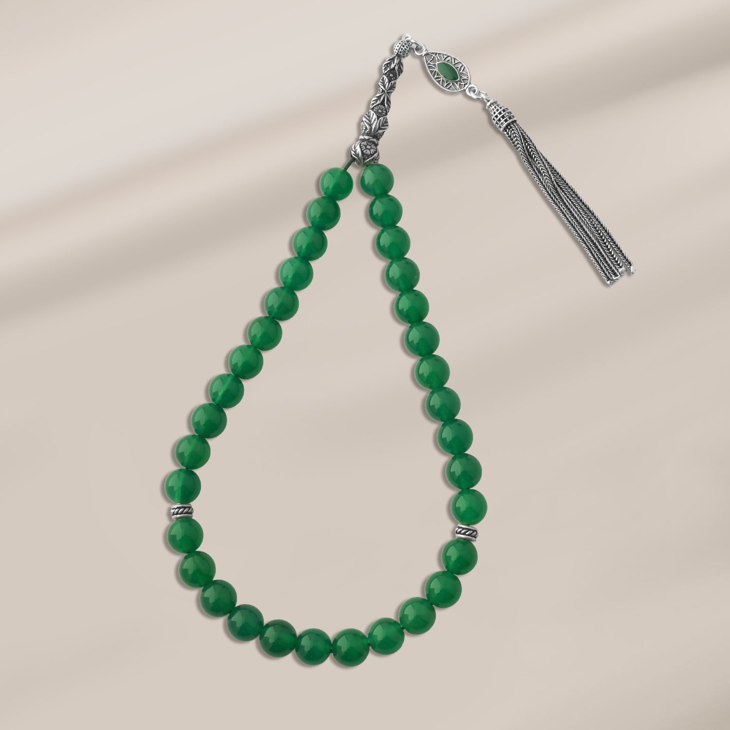 سبحة بحجر عين الهرة طبيعي مطعّم بطقم فضة تركي لوكس عيار 925 – 33 حبة – 8 ملم