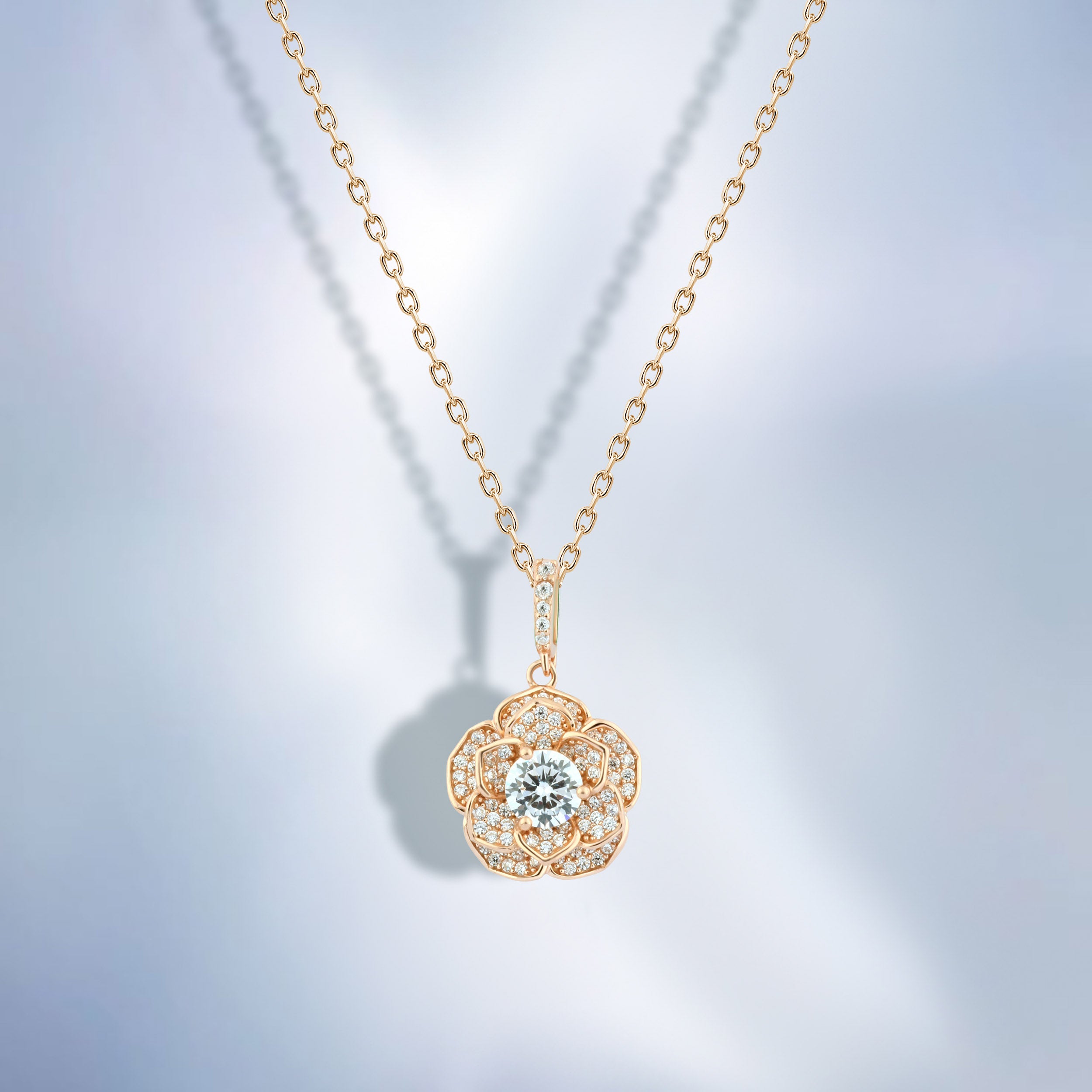 عقد "زهرة مرصعة بفصوص لامعة" فضة عيار 925 – مطلي ذهب