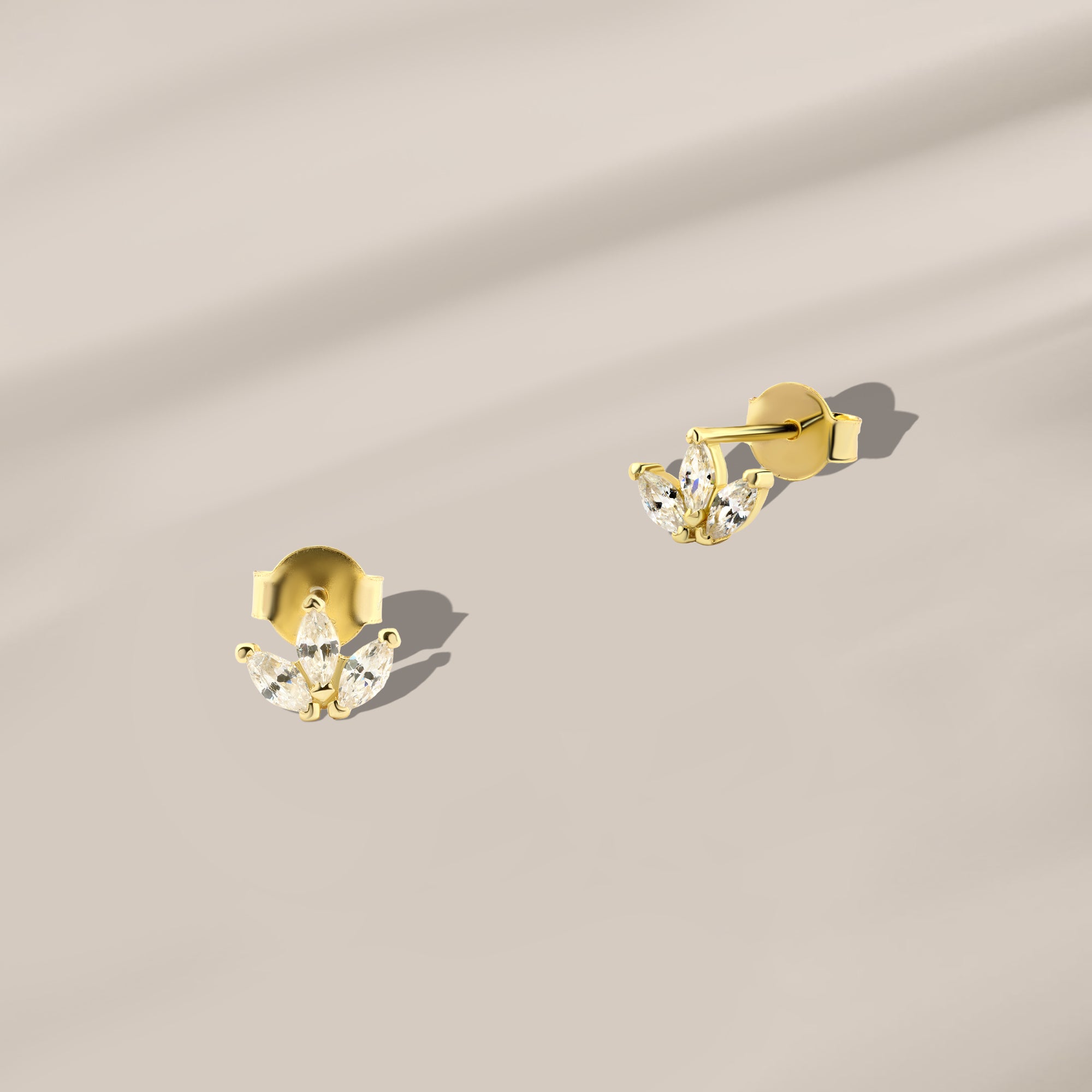 حلق ورقة شجر صغير - فضه عيار 925 مطلي ذهب