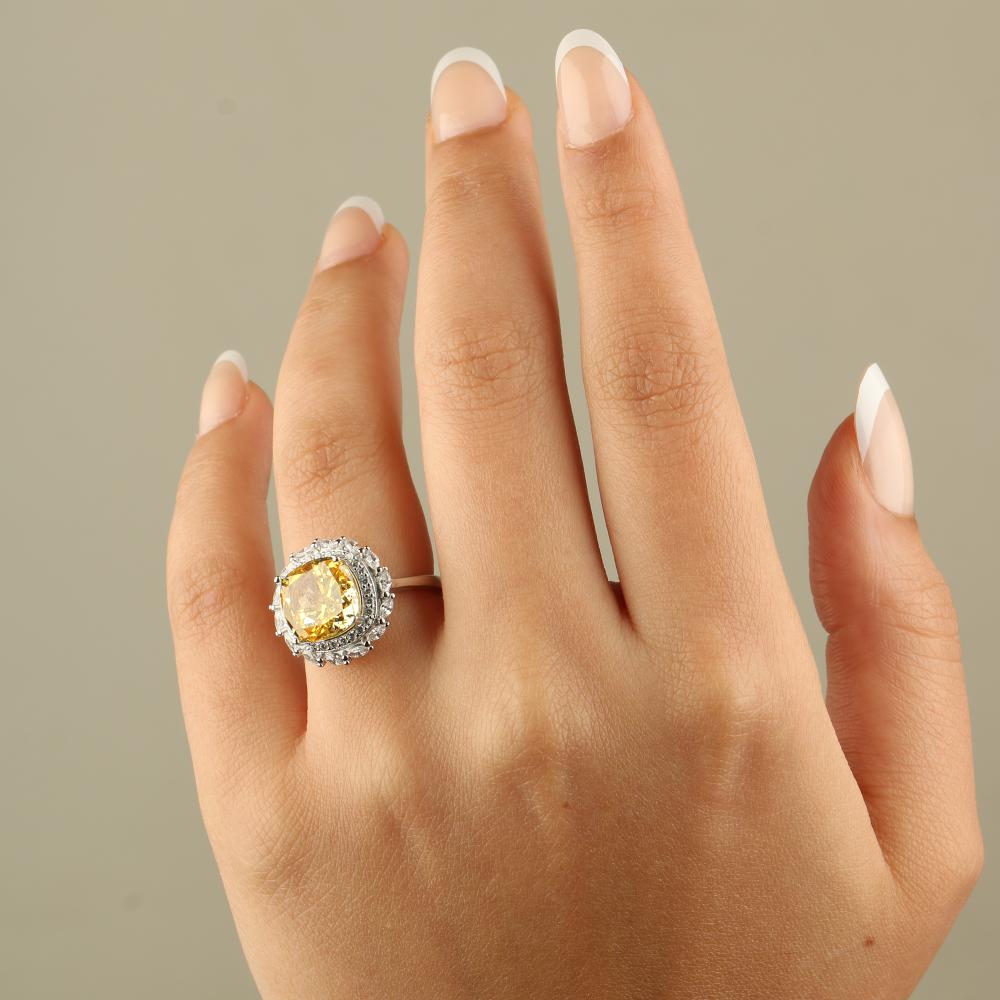 خاتم شمس الأناقة – فضة عيار 925 بفص زركون أصفر لامع وترصيع مزدوج