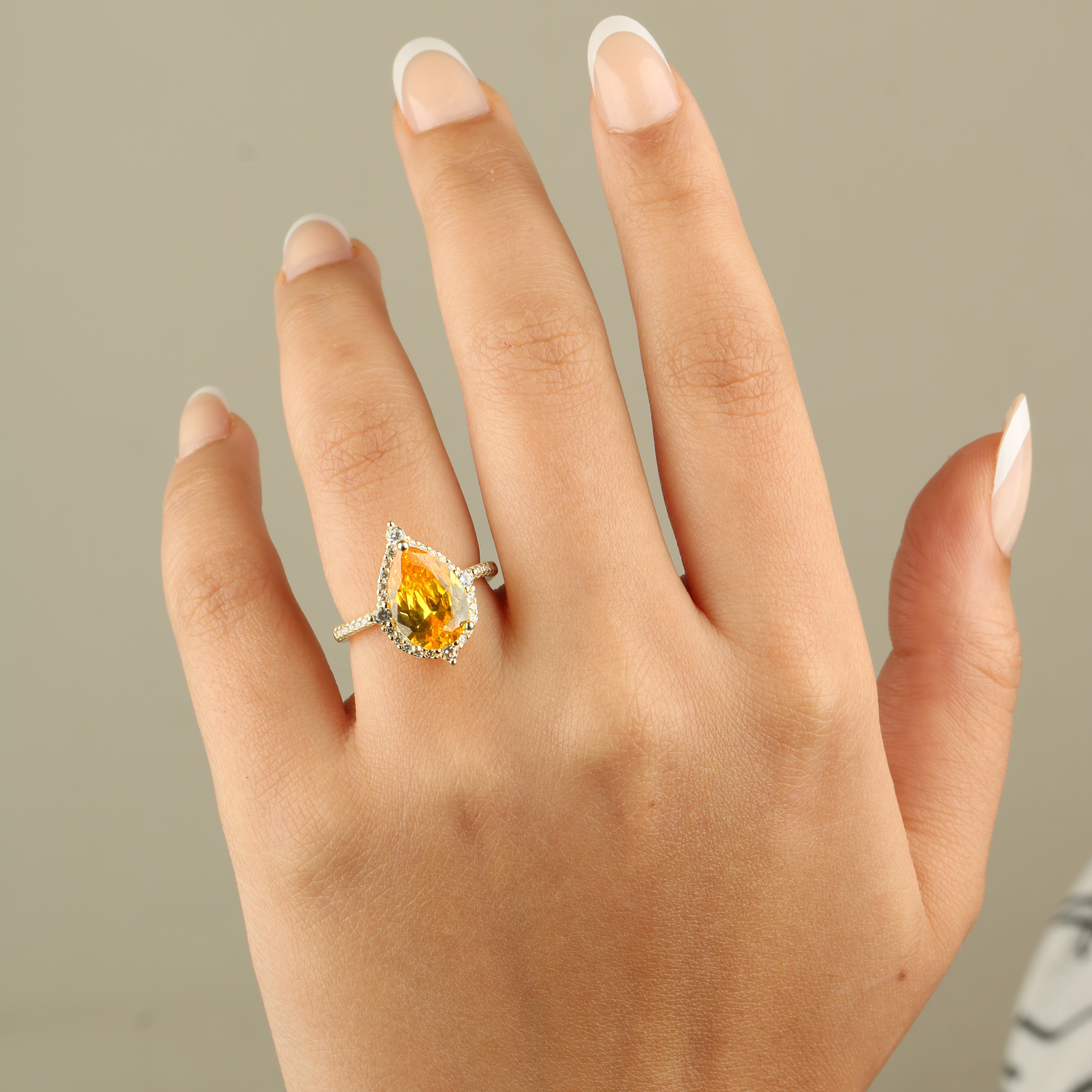 خاتم فضة 925 مطلي ذهب بحجر كمثري أصفر مع فصوص زركون لامعة