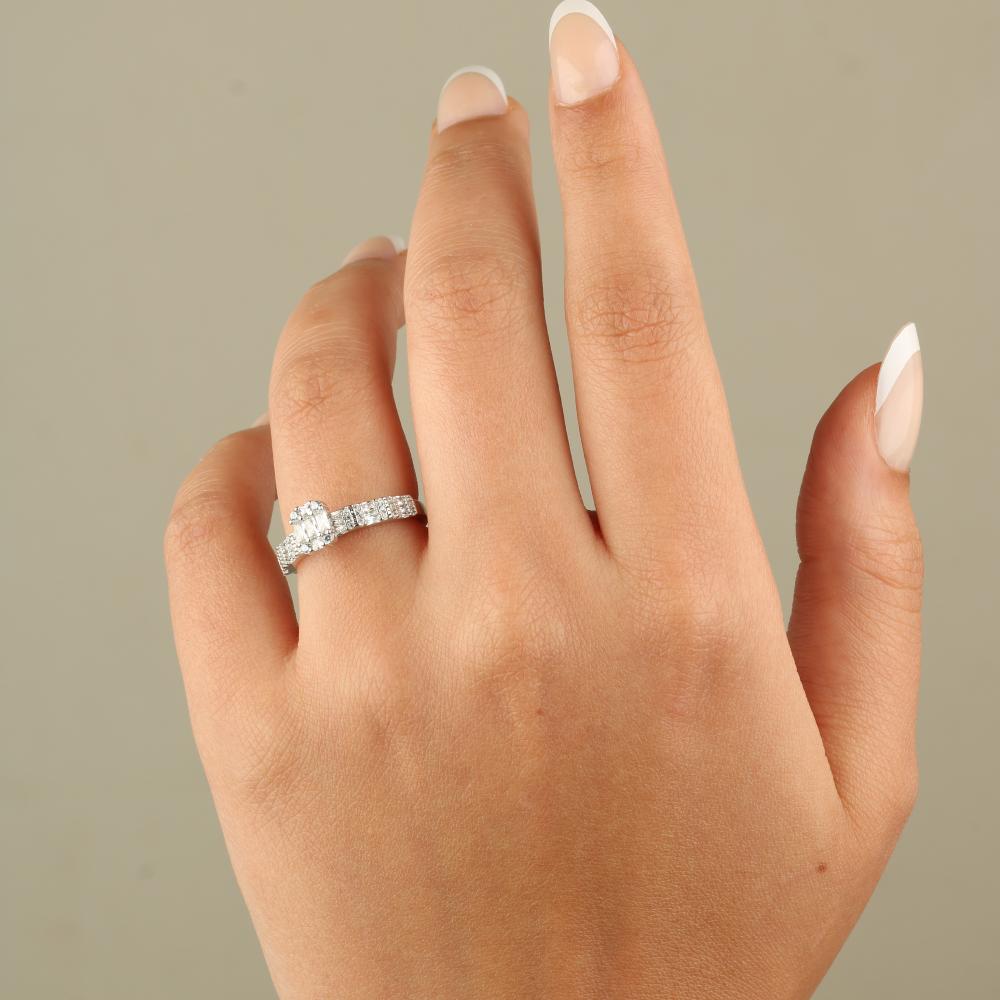 "Elegant 925 Silver Ring with a Royal Design"