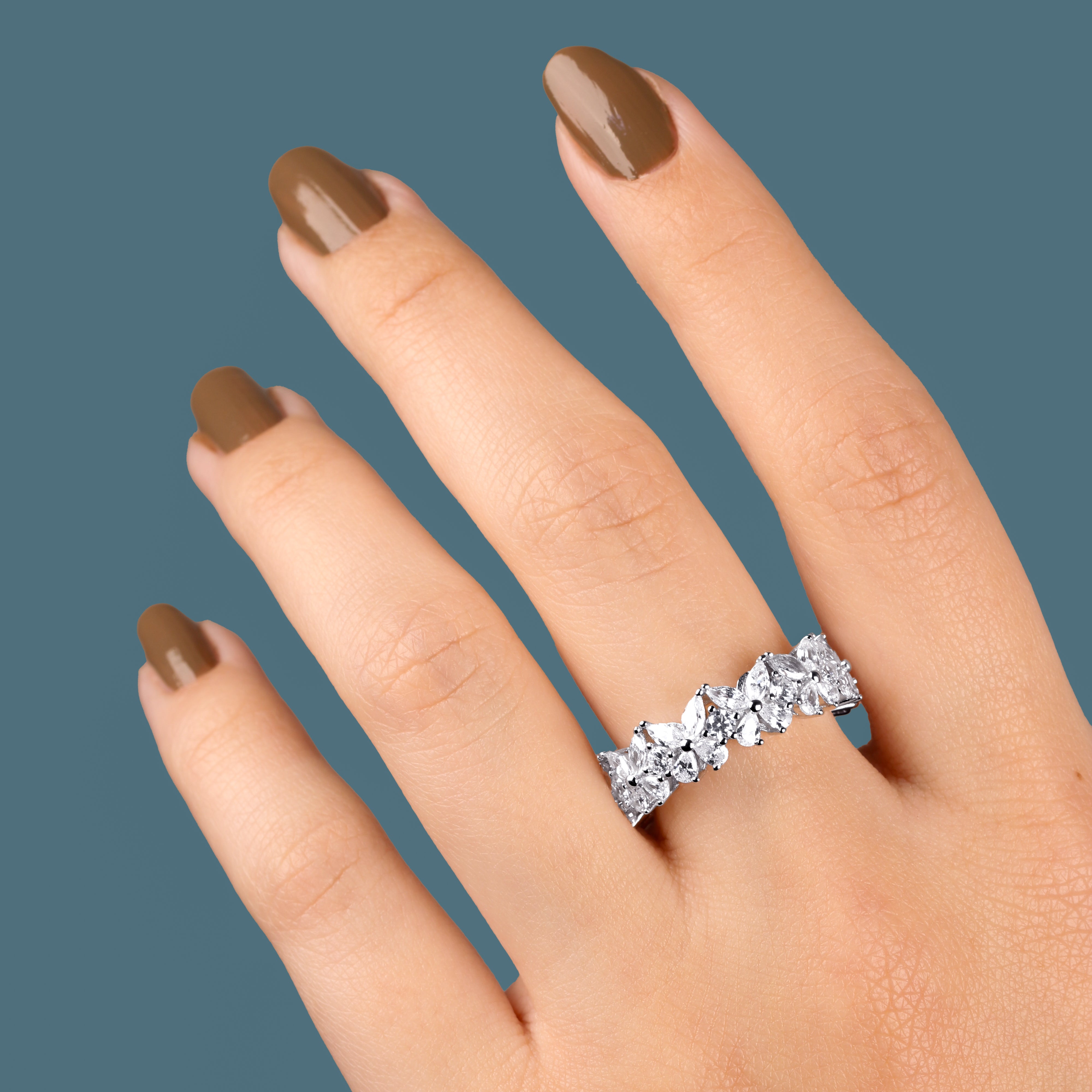 خاتم فضة فخم عيار 925 بأحجار لامعة عريضة