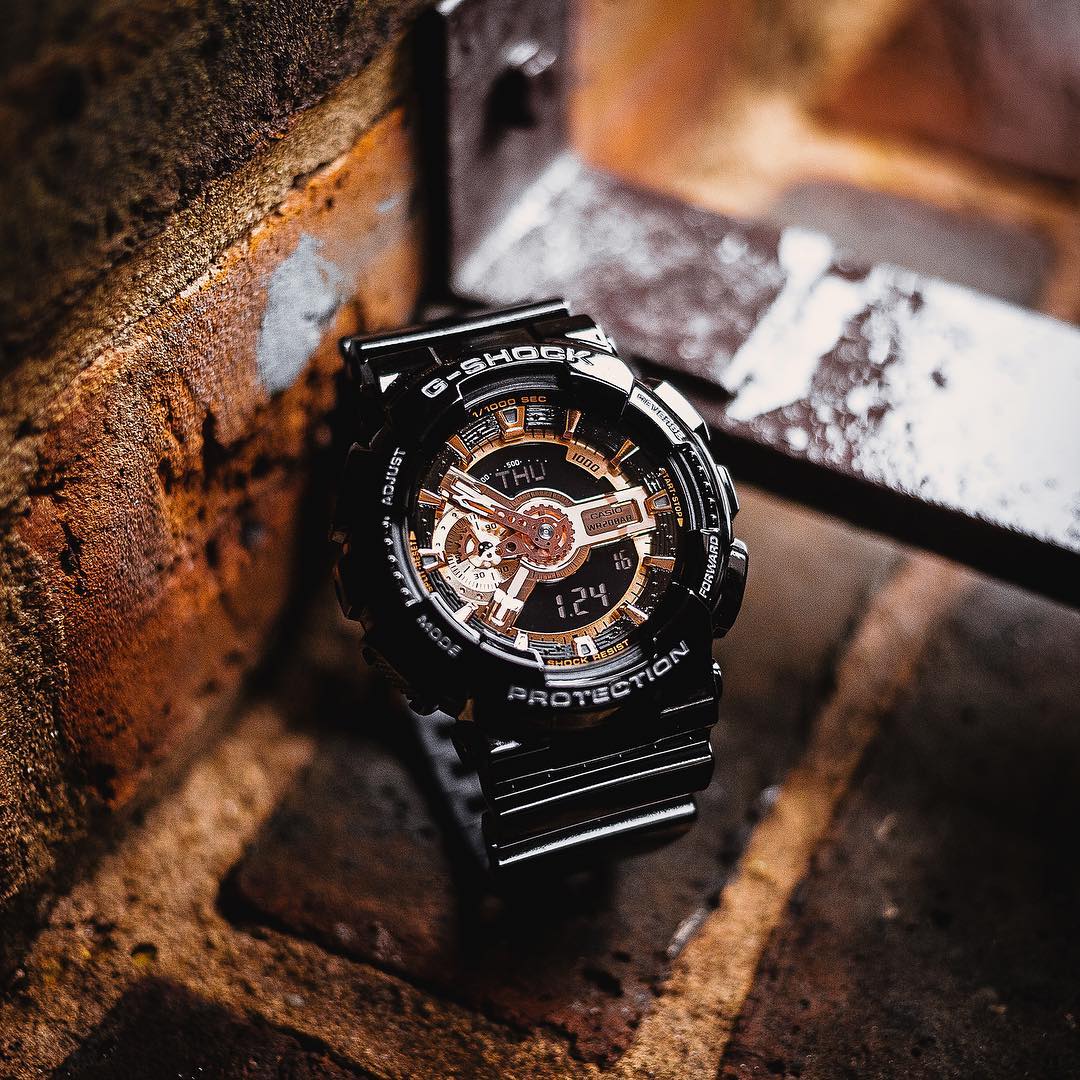 GA-110MMC-1ADR – ساعة كاسيو جي شوك كرونوغراف رقمية وتناظرية للرجال بسوار رزين وهيكل أسود ولمسات ذهبي وردي