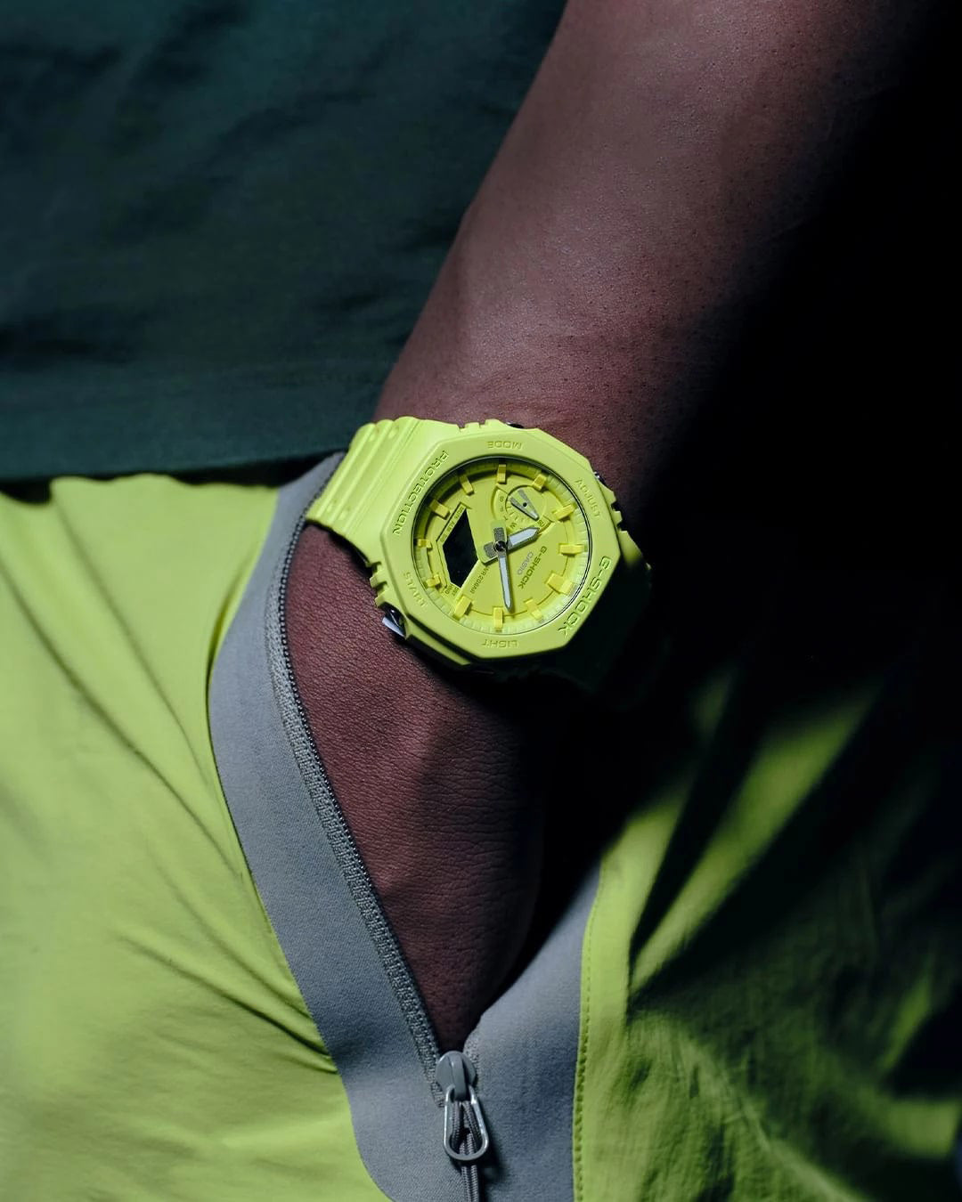 GA-2100-9A9DR - ساعة يد كاسيو جي شوك ديجيتال رياضية كاجوال بسوار رزين للرجال