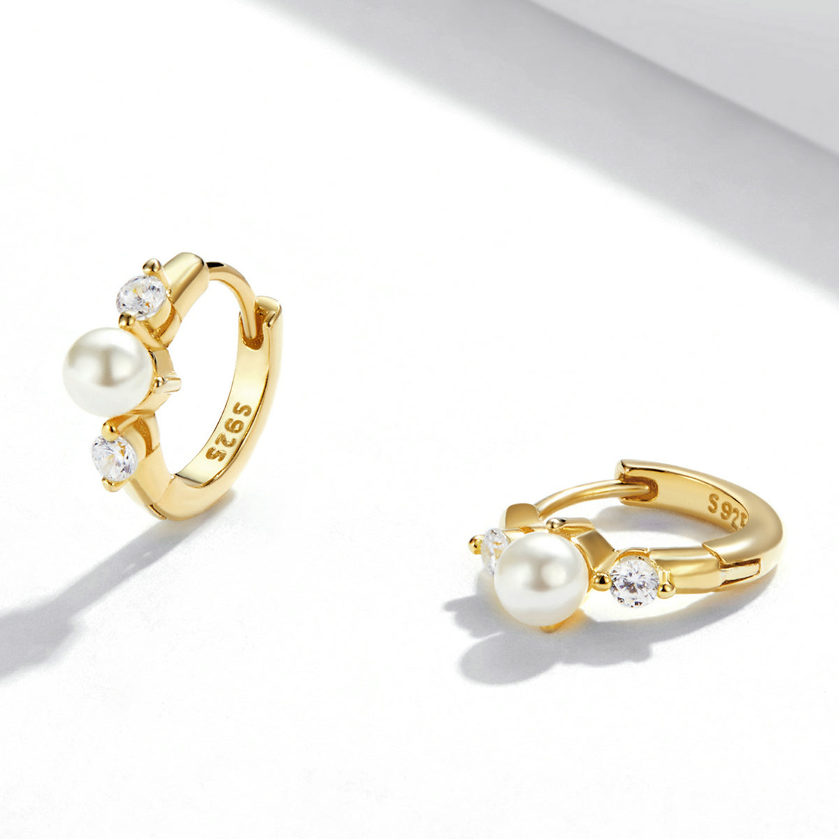 حلق فضة عيار 925 مطلي ذهب بفص لؤلؤ أبيض وزركون