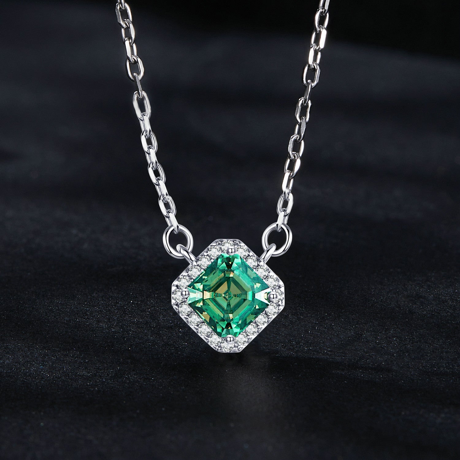 عقد أنيق بحجر موزنايت أخضر بتصميم فاخر فضة عيار 925