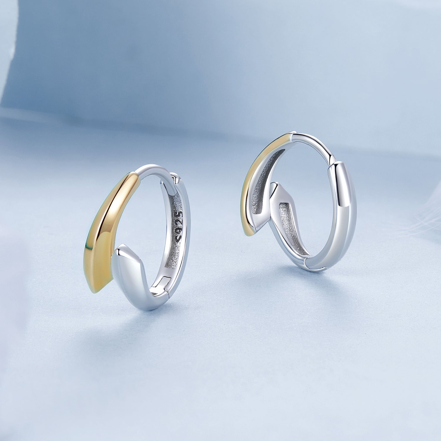 حلق فضة عيار 925 بتصميم ثنائي اللون ذهبي وفضي