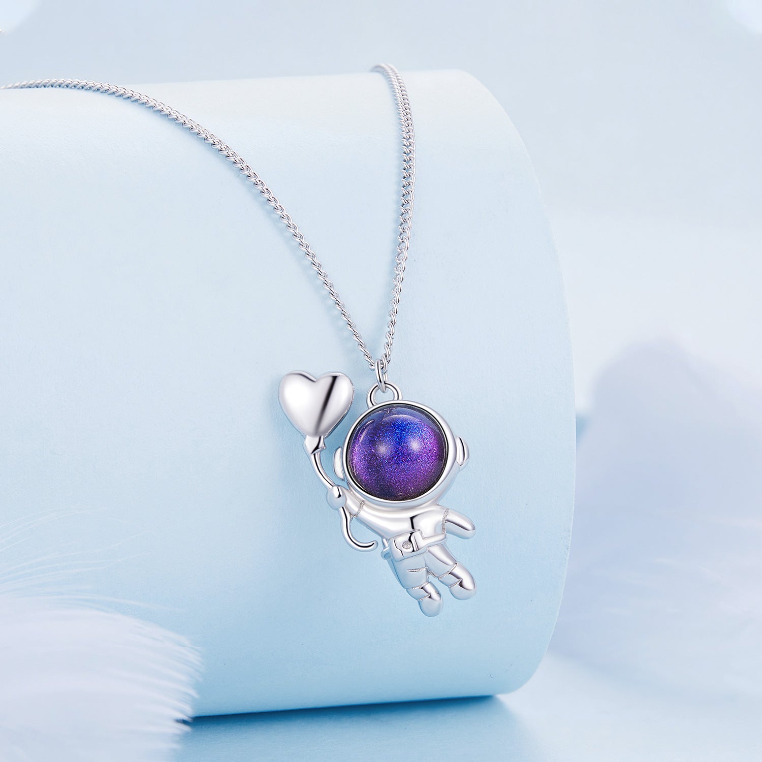 عقد رائد فضاء بحجر ملون وقلب فضة عيار 925