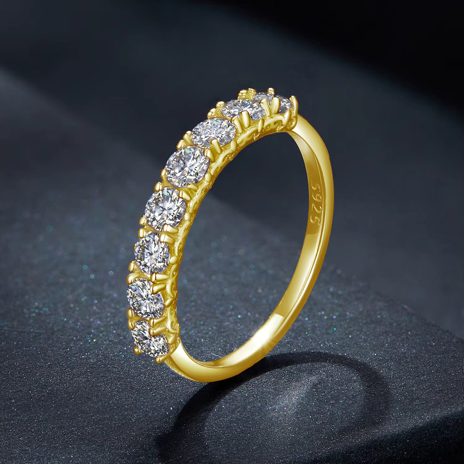 خاتم  راقي بحجر موزانايت مطلي ذهب فضة عيار 925