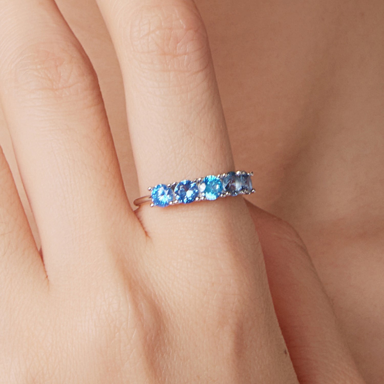 خاتم أحجار زرقاء لامعة بتصميم أنيق فضة عيار 925