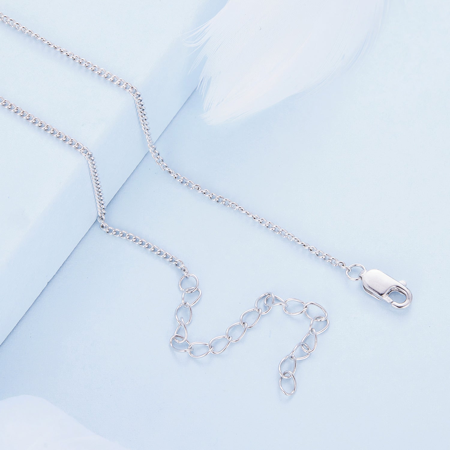 عقد رائد فضاء بحجر ملون وقلب فضة عيار 925