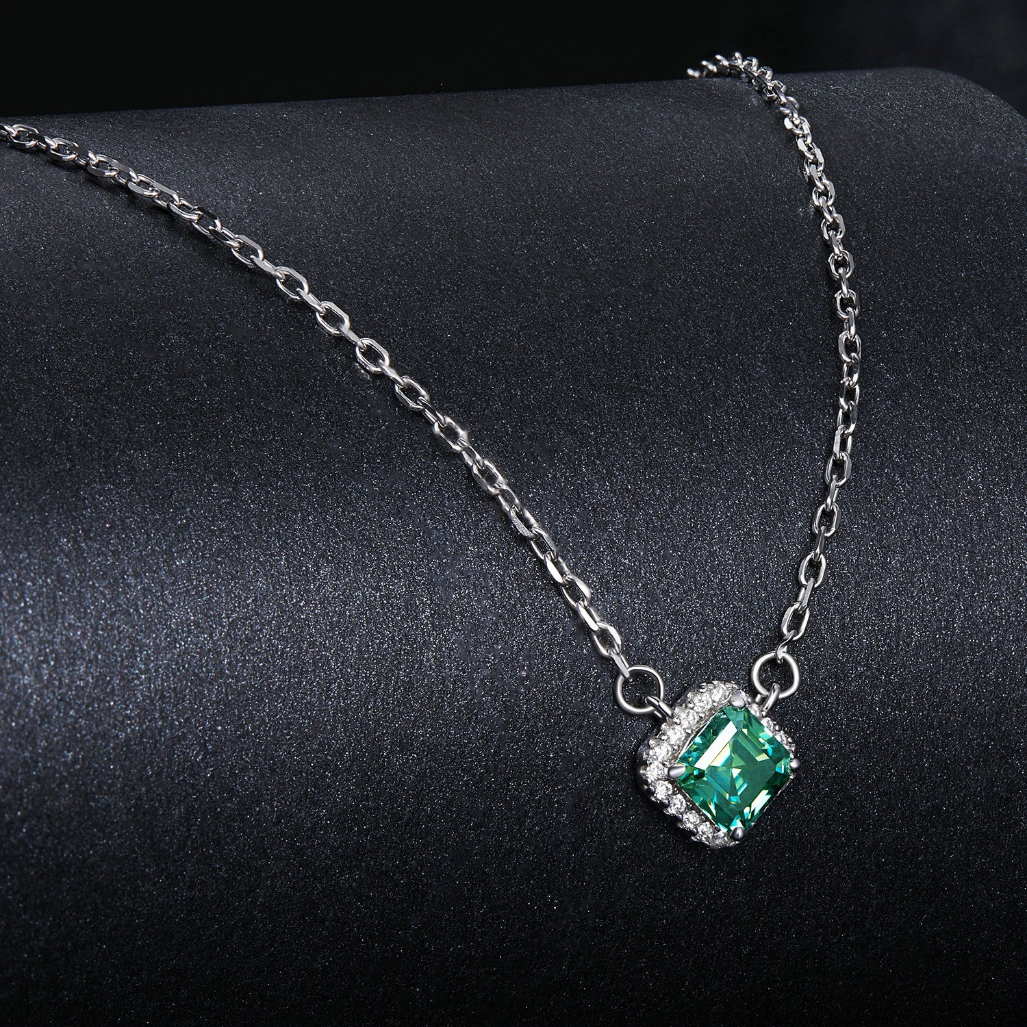 Elegant Necklace with Green Moissanite Stone in a Luxurious Design – 925 Silver