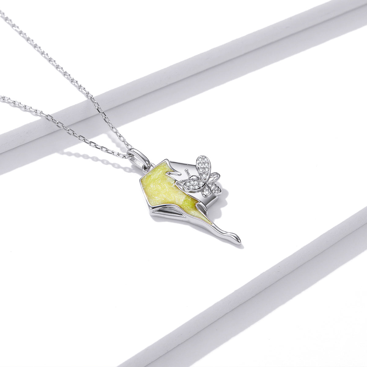 عقد فراشة أنيقة مع لمسة مينا صفراء فضة عيار 925