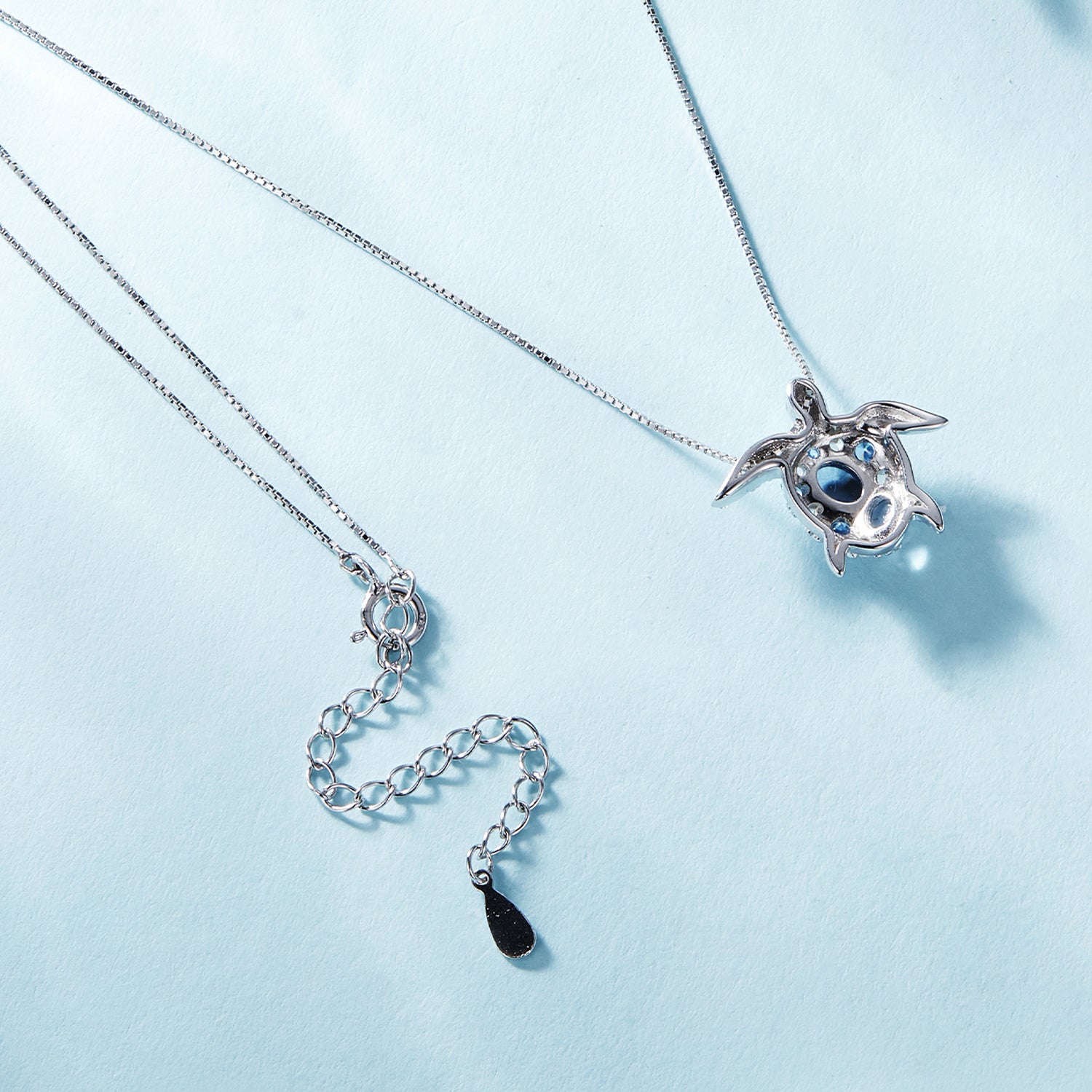 عقد سلحفاة بحرية بحجر أزرق فضة عيار 925