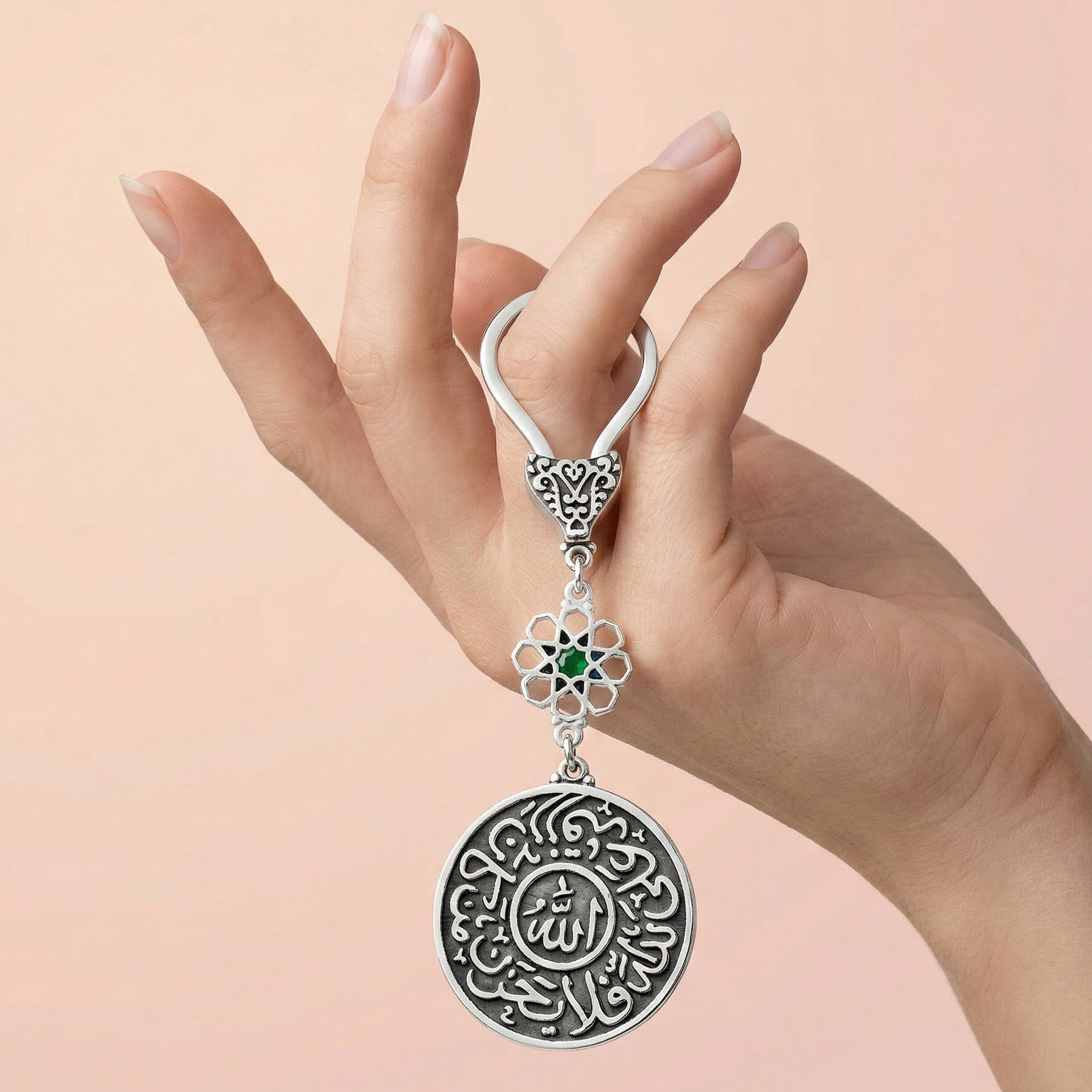 ميدالية "من كان رزقه على الله فلا يحزن" فضة عيار 800