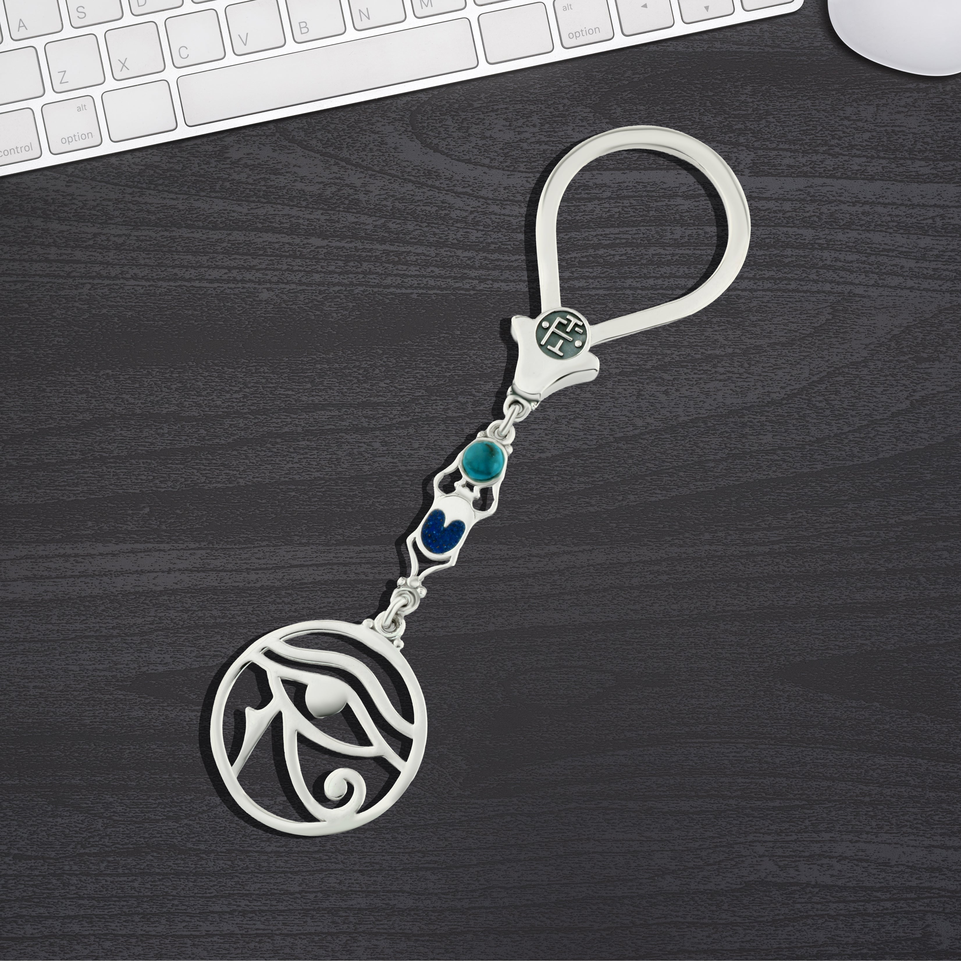 ميدالية فضة عيار 800 عين حورس مطعّمة أحجار ملونة