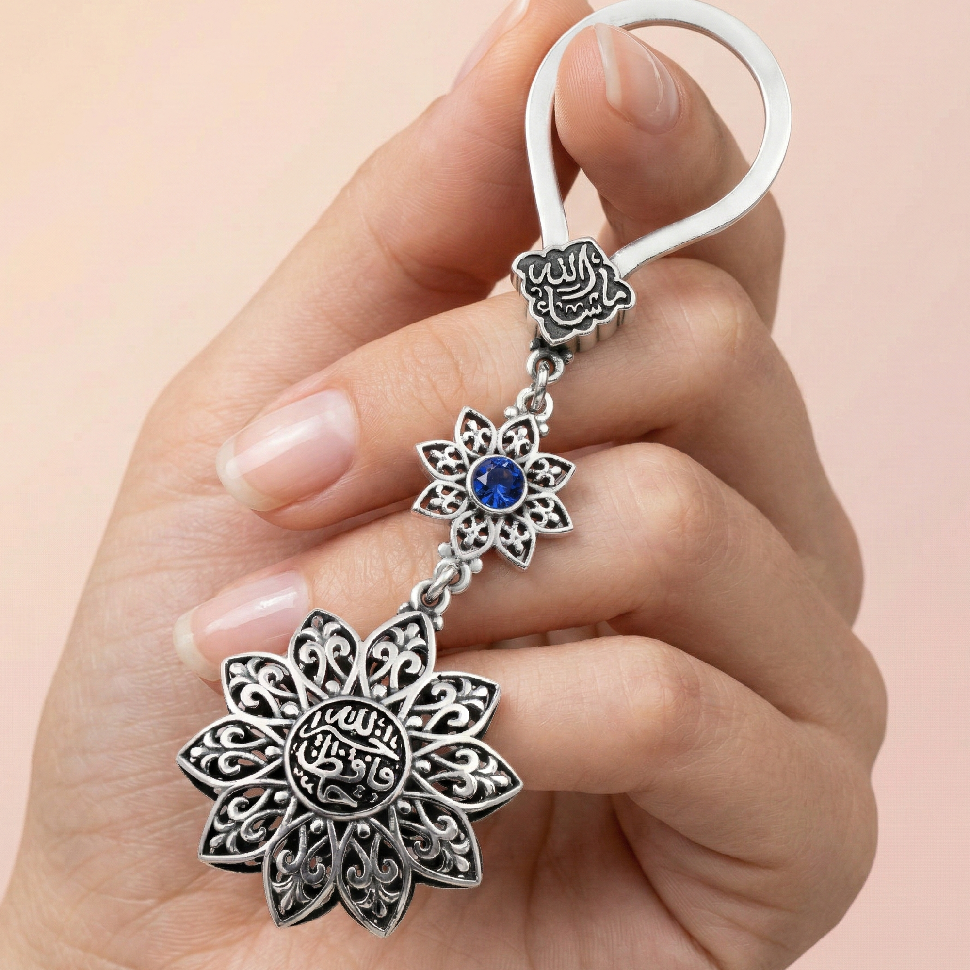 ميدالية "زهرة النقوش العربية بحجر لابس أزرق" فضة عيار 800
