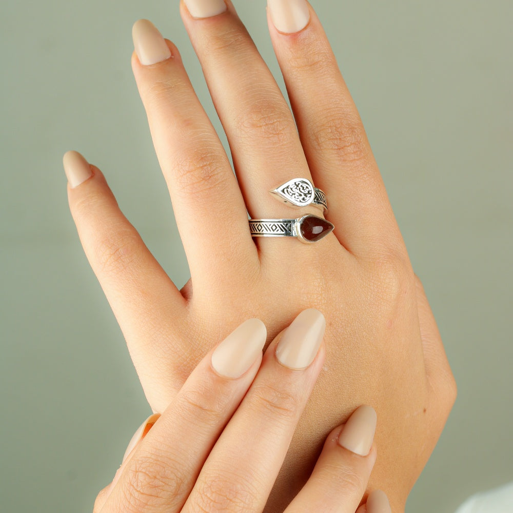 925 Silver Women’s Ring Adorned with a Natural Stone and the Inscription “Contentment is for Those Who Accept” – A Refined and Meaningful Design

