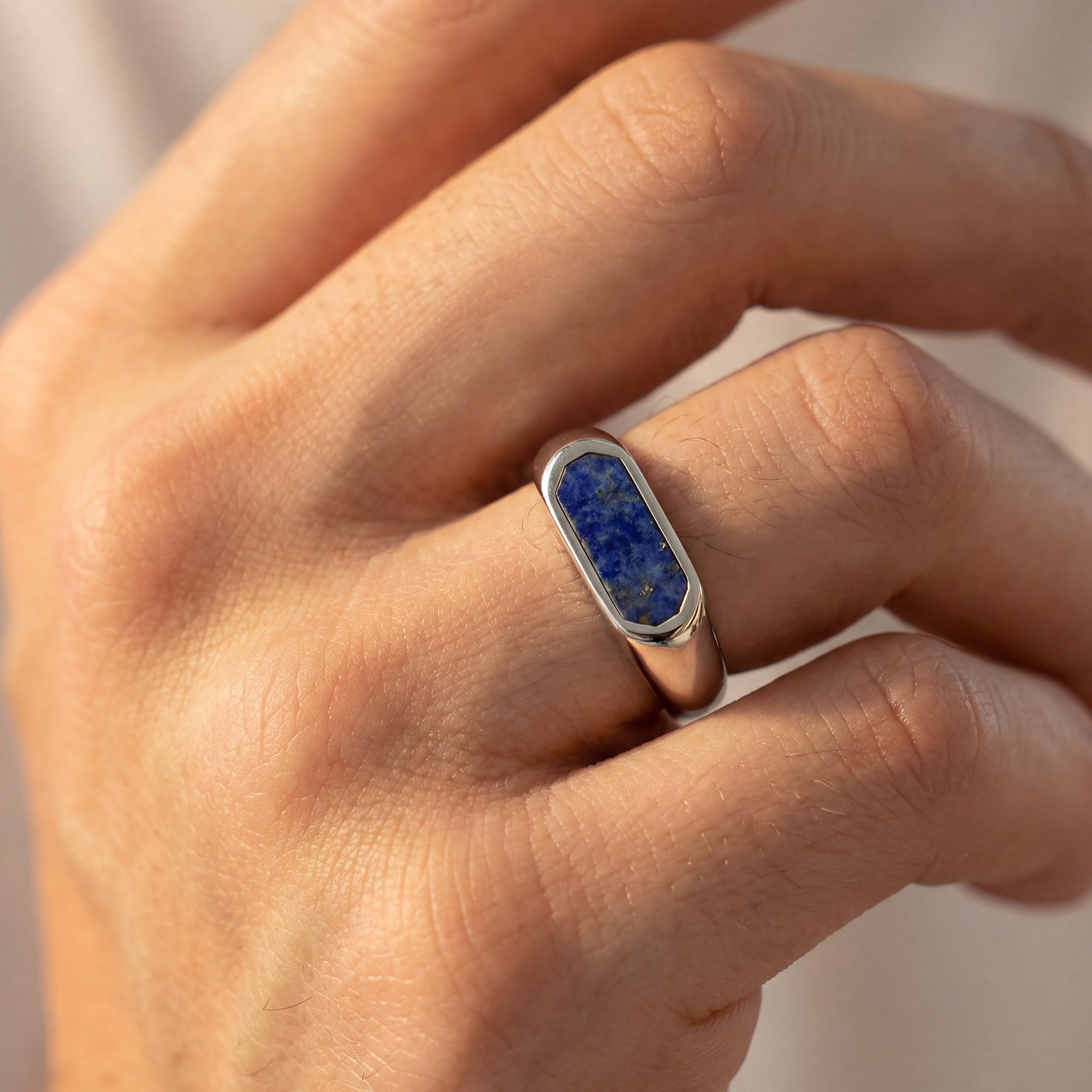 Men’s 925 silver ring with a simple design, featuring a natural lapis lazuli stone.
