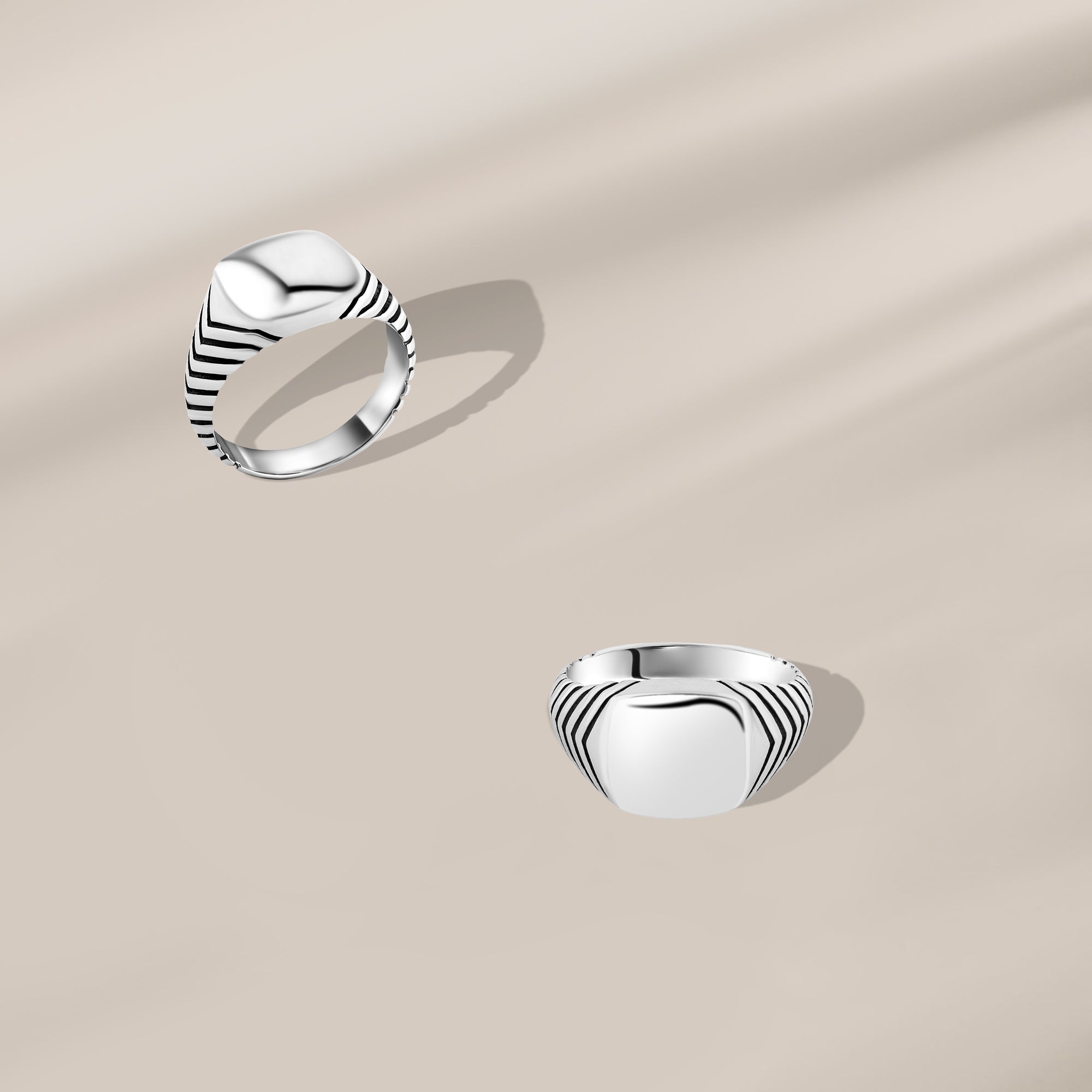 خاتم رجالي فضة عيار 925 بواجهة ناعمة وجوانب مخططة