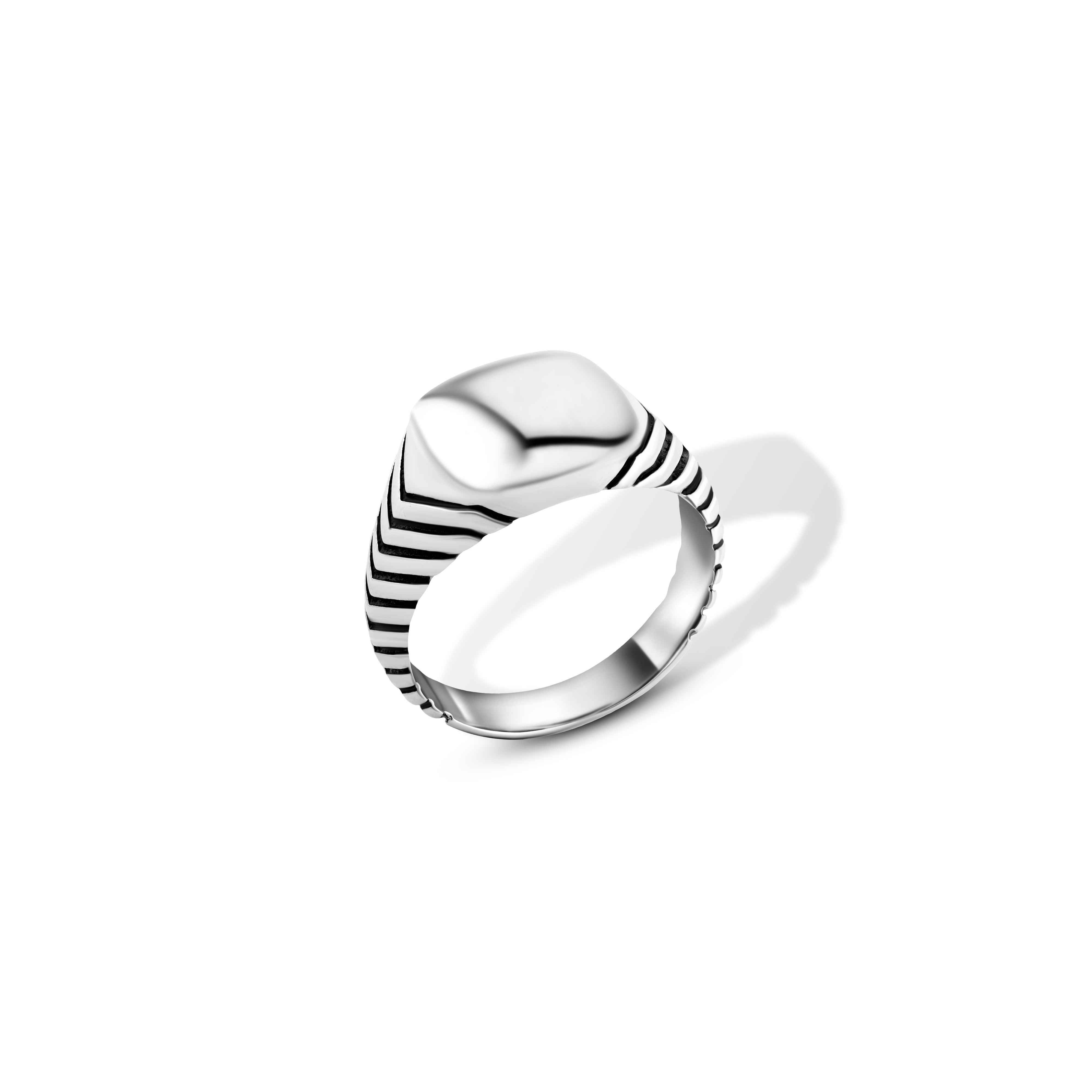 خاتم رجالي فضة عيار 925 بواجهة ناعمة وجوانب مخططة